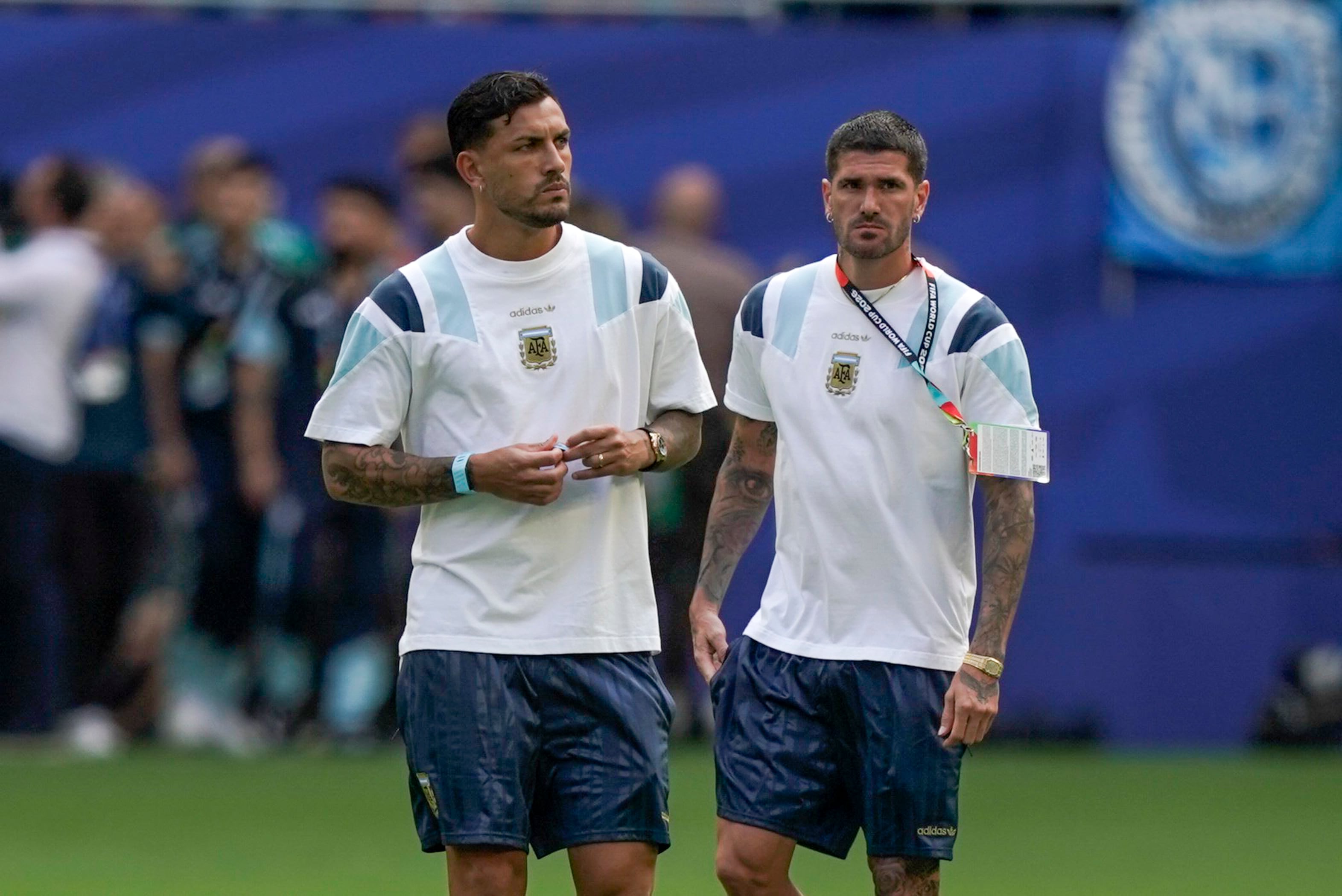 Argentina vs Cabo Verde en el estadio Hard Rock de Miami, por los 16avos de final
mediocampista Leandro Paredes #5, de Argentina,y el mediocampista Rodrigo De Paul #7, de Argentina,