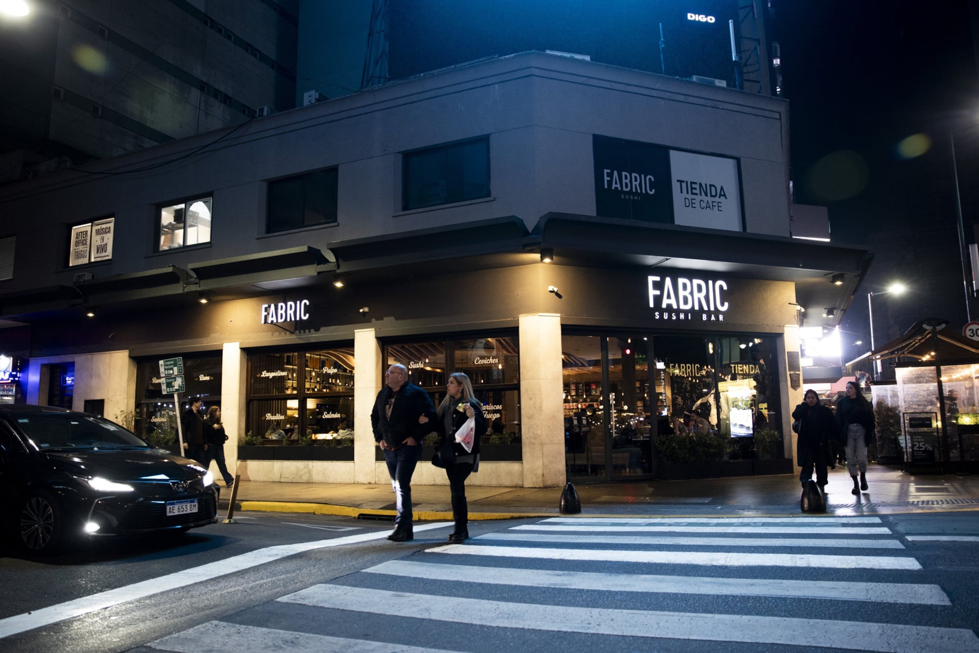 En la esquina de Corrientes y Montevideo, donde antes estaba el bar La Paz, icónico reducto de la bohemia porteña, hoy funciona una cadena de sushi