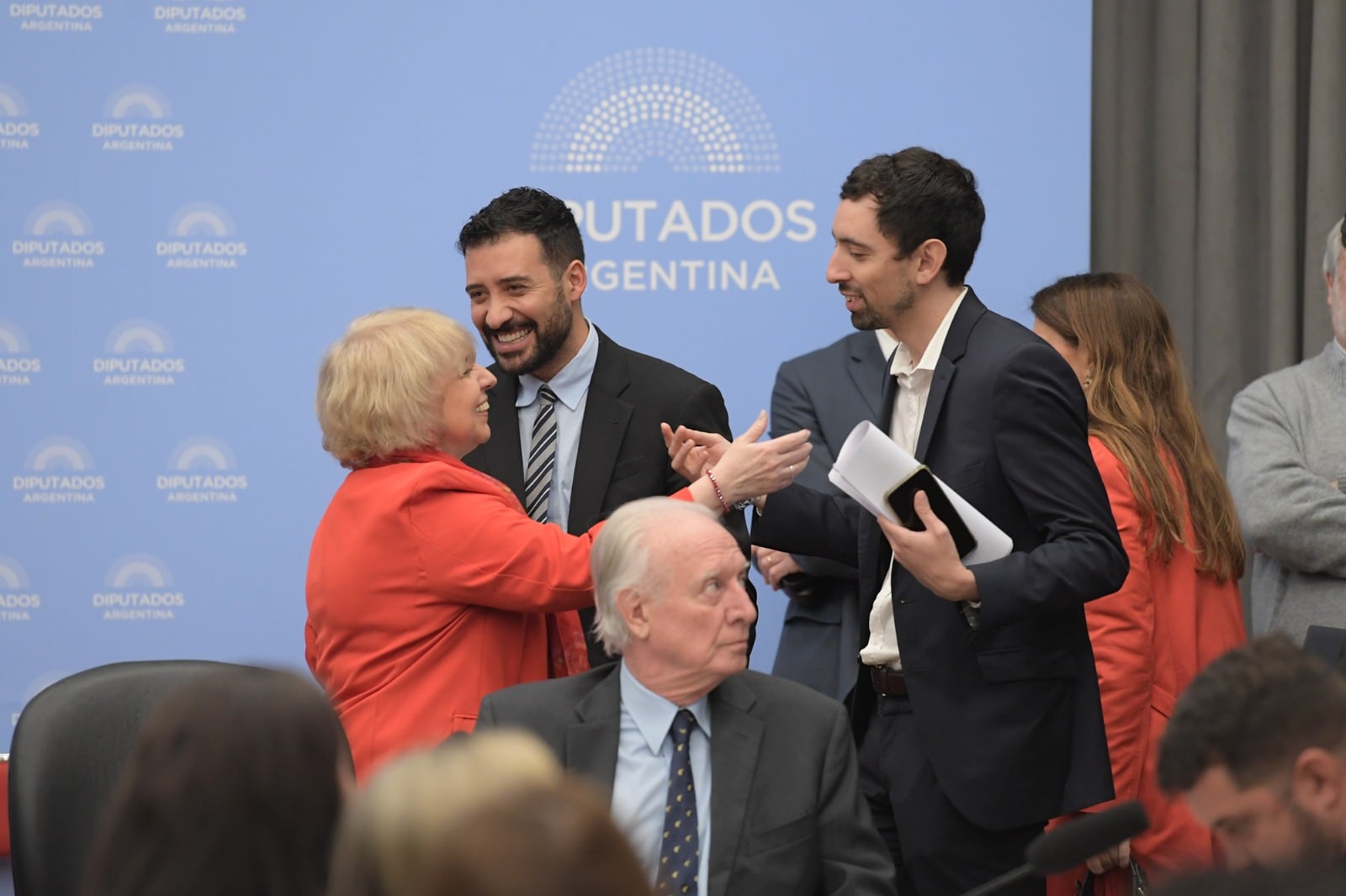 Los funcionarios junto a Silvana Giudici, secretaria parlamentaria del bloque libertario