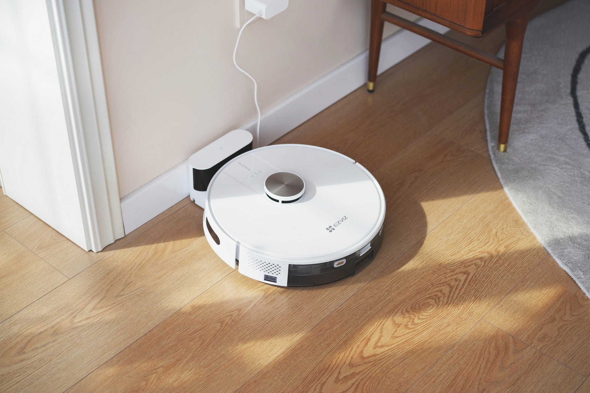 La RE4 de Ezviz es una propuesta sólida en el segmento de las aspiradoras robot que se destaca por integrar una aplicación móvil que facilita los ajustes del equipo y la programación de las rutinas de limpieza