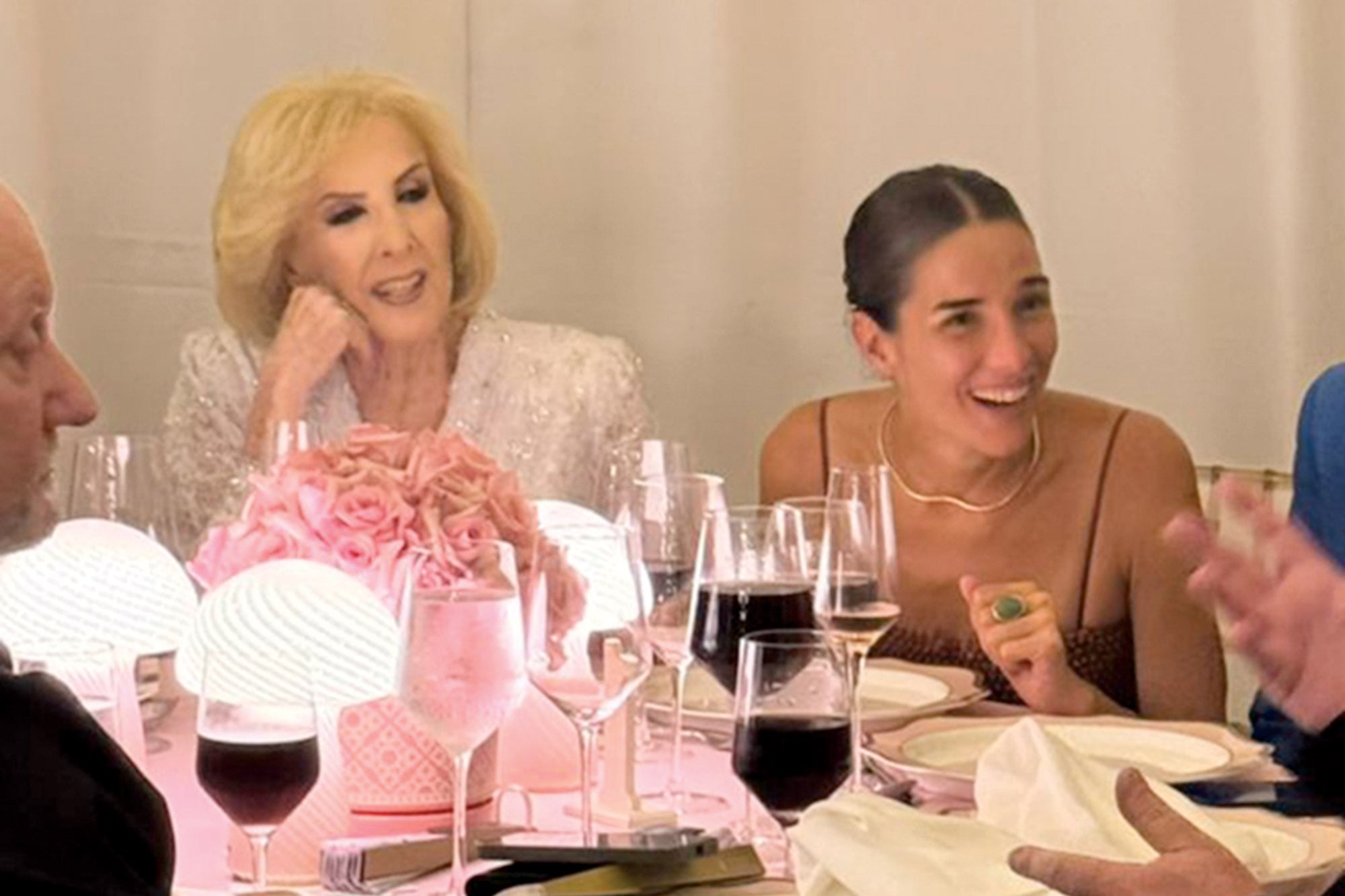 Abuela y nieta comparten un momento de risas y charla