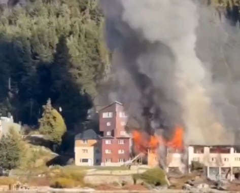 Un gran incendio arrasa con un tradicional hotel de Bariloche frente al lago Nahuel Huapi