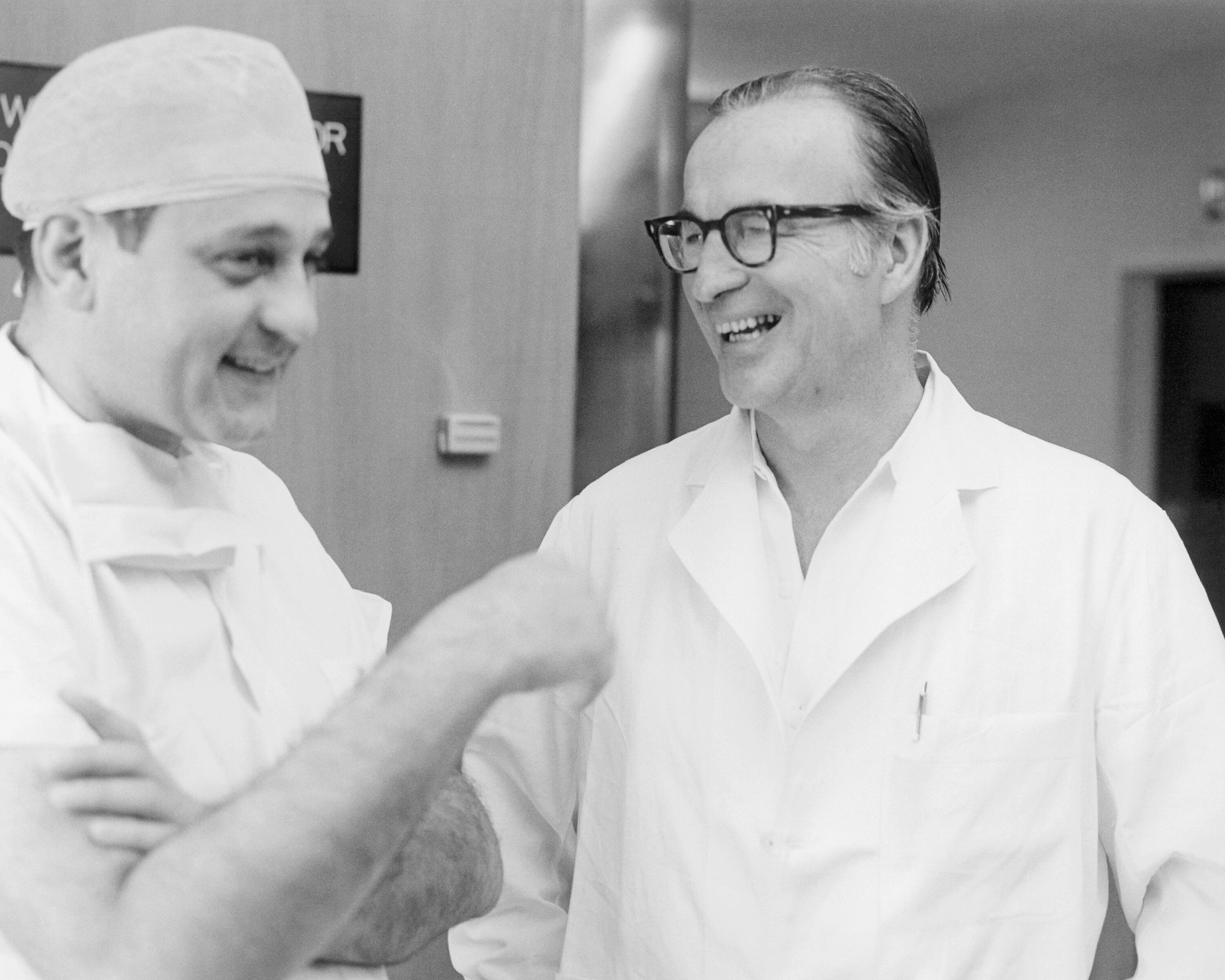 Favaloro junto al doctor Donald Effler, jefe del Departamento de Cirugía Torácica y Cardiovascular de la Cleveland Clinic.