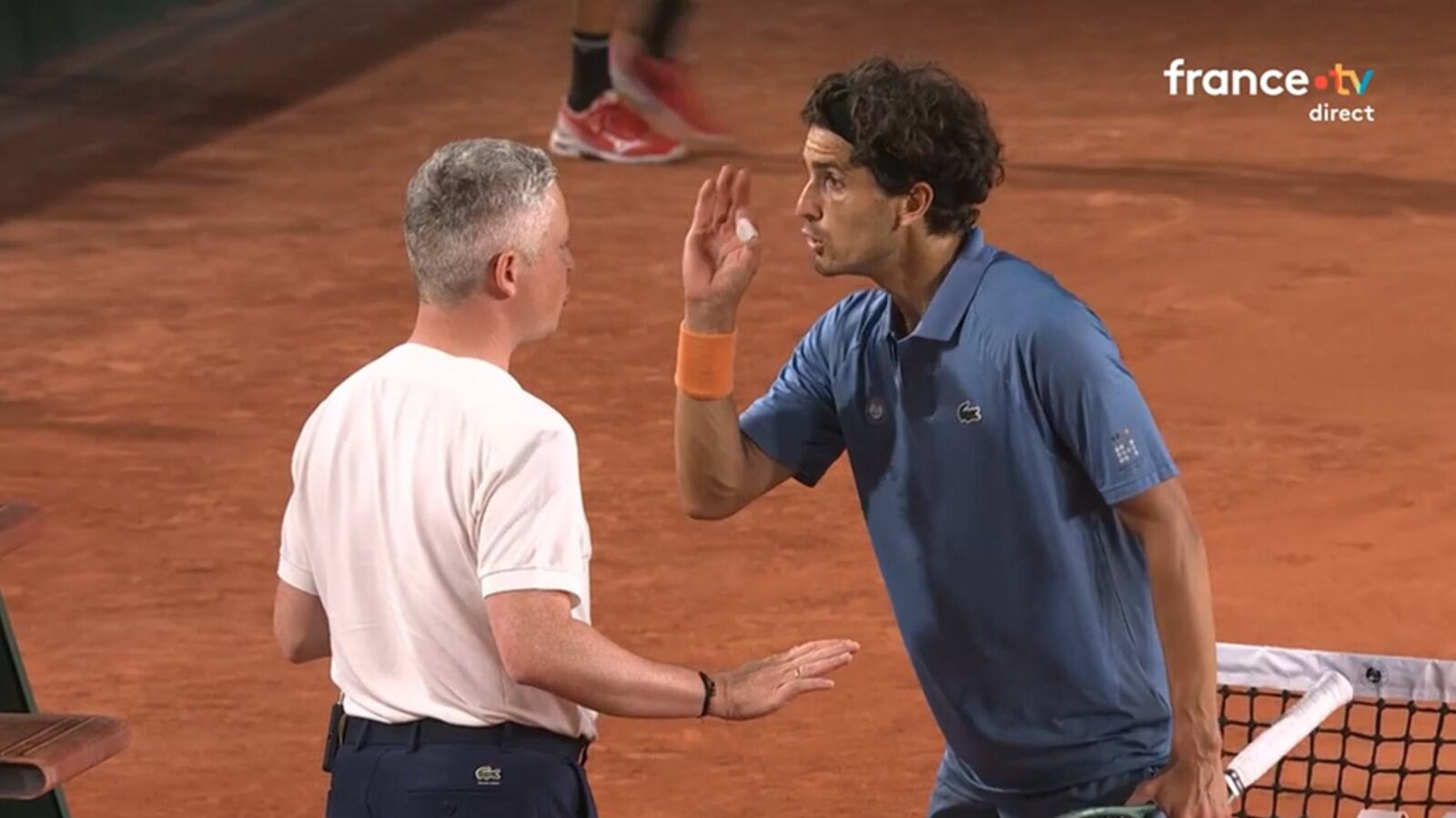 Video: el furioso reclamo de Pierre-Hugues Herbert contra el juez de línea durante un partido de Roland Garros