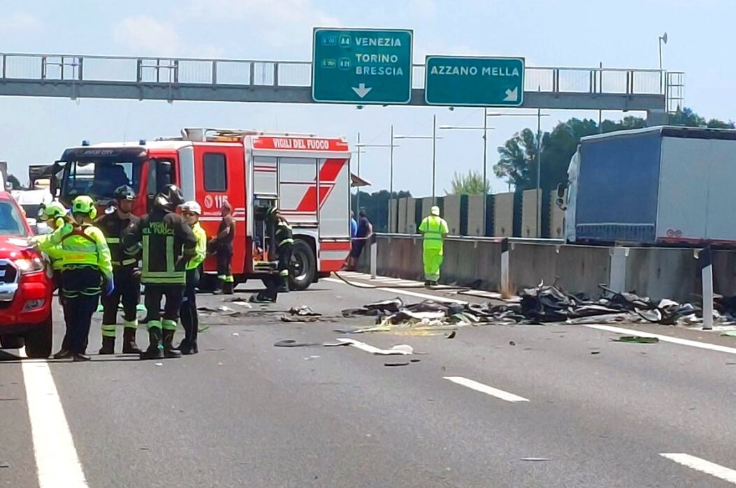 La escena posterior al impacto de la avioneta sobre una autopista en el norte de Italia, accidente que dejó dos muertos