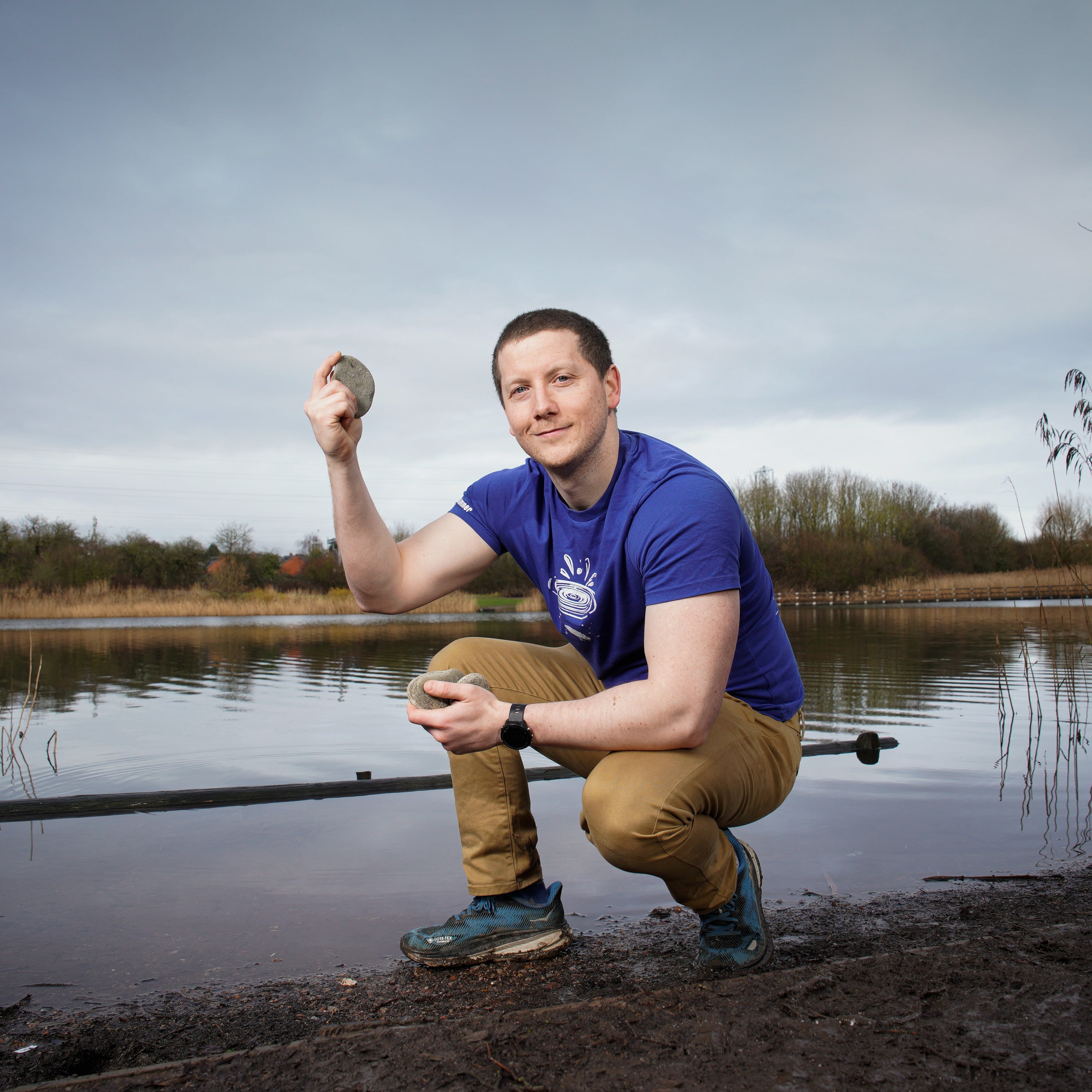 “Lanzo piedras desde muy chiquito, muy seguido, pero también hago rebotar muchas cosas disparatadas, como bananas, bicicletas, cucharas, grandes trozos de madera. Me divierten esos desafíos”, confiesa.