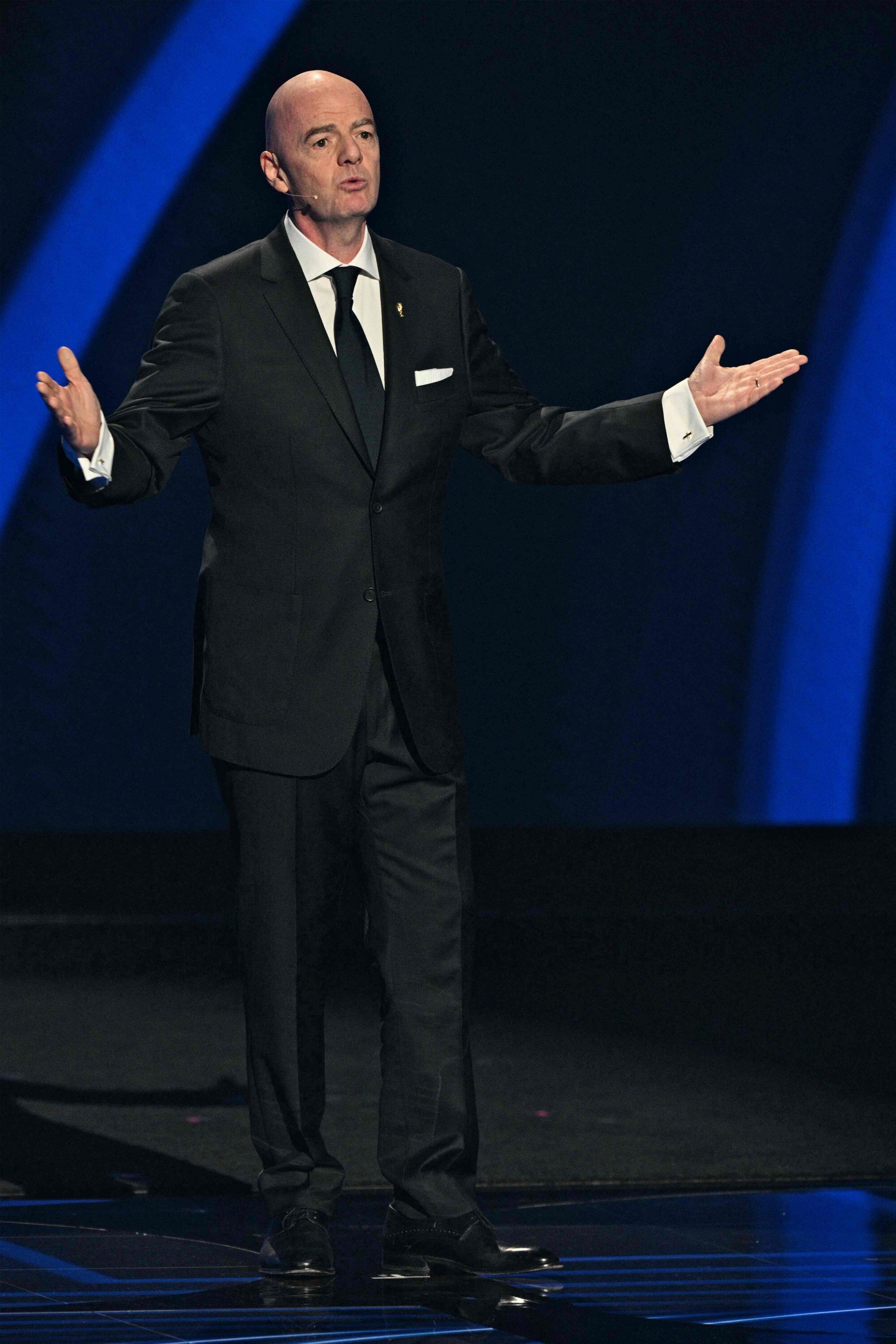 Infantino habla ante los presentes en el Centro Kennedy de Washington D.C.