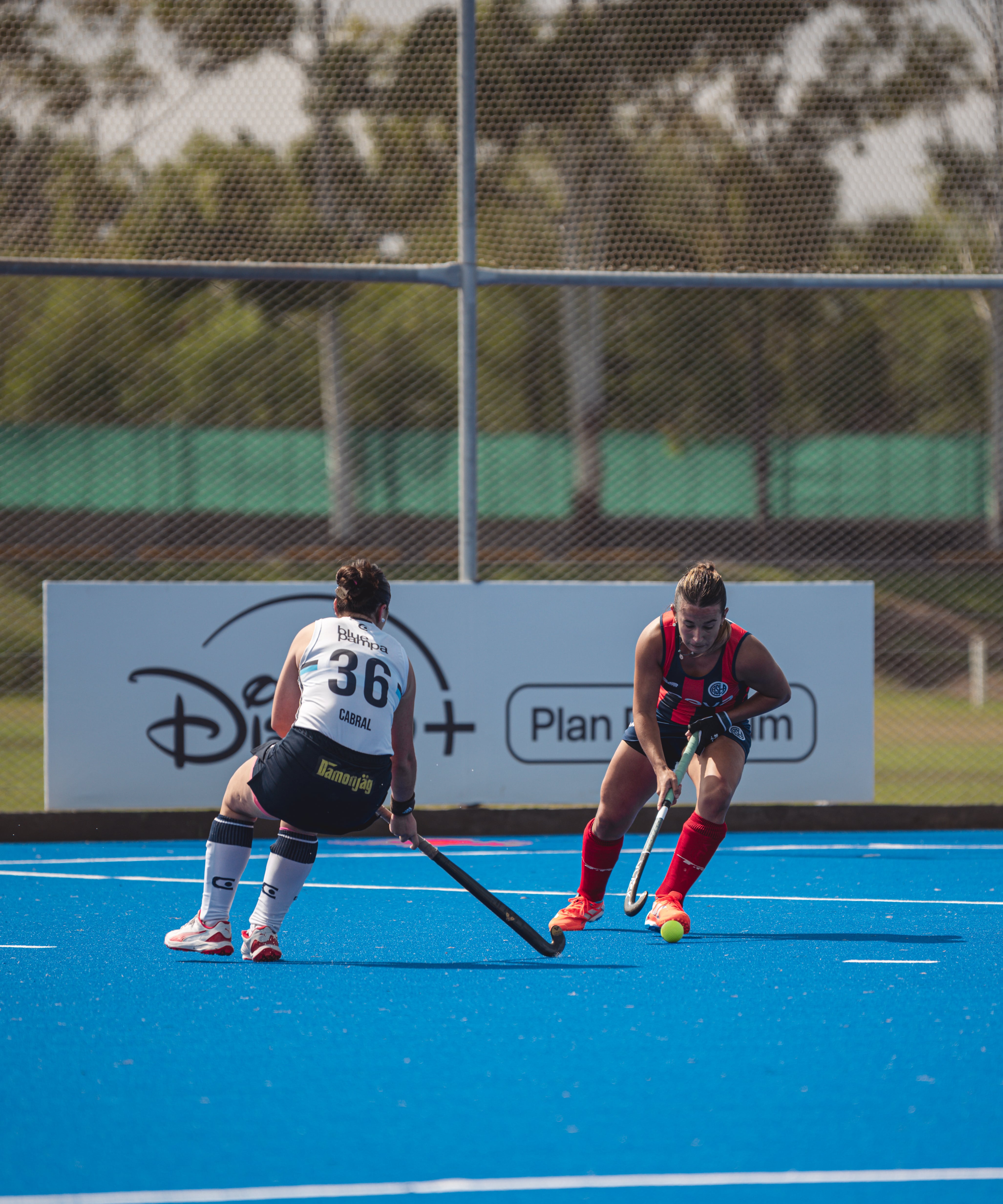 Una jugadora de San Lorenzo conduce en el partido ante Banco Nación