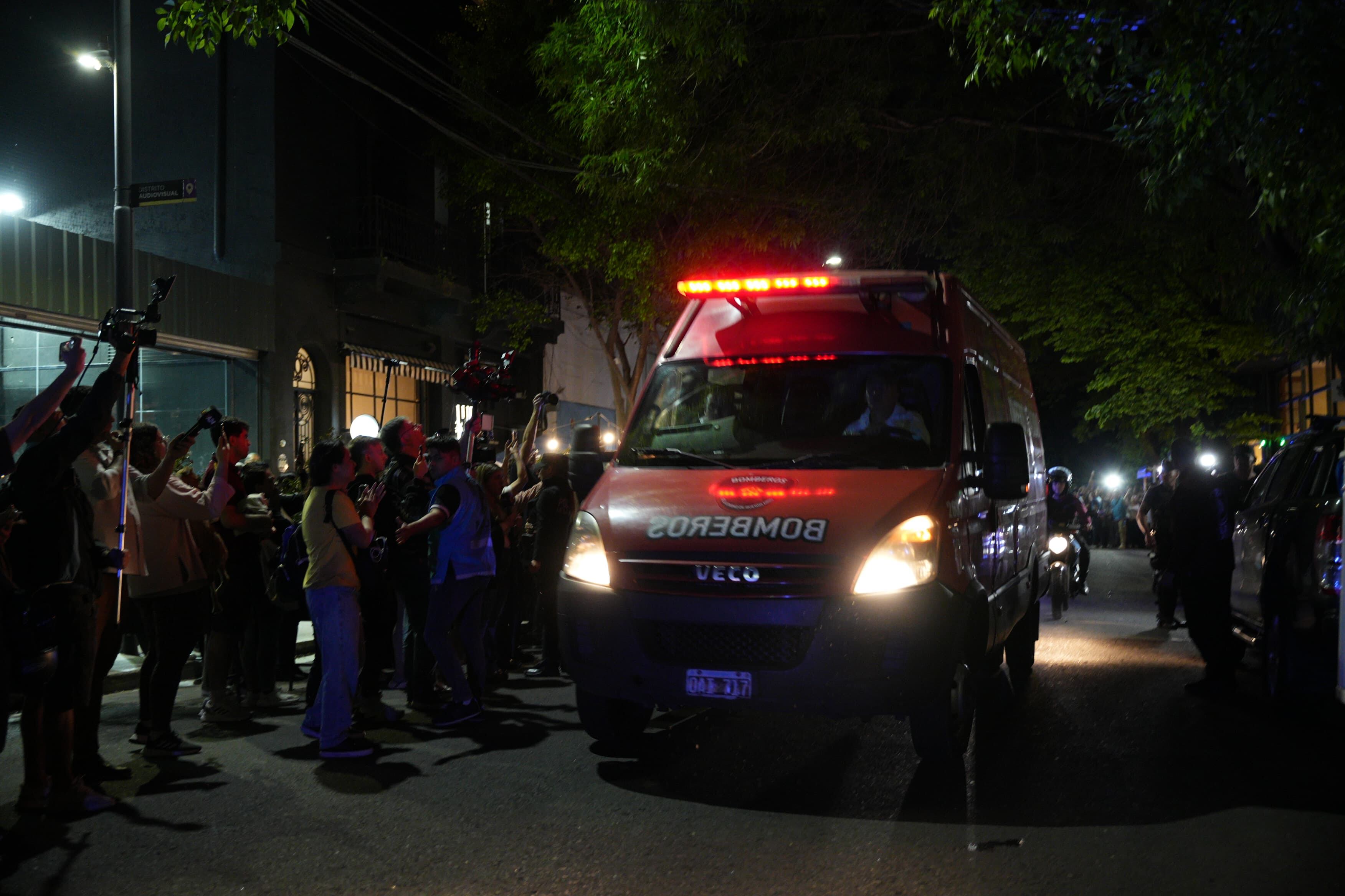 Los peritos se preparan para trasladar el cuerpo de Liam Payne mientras siguen llegando fans al hotel Casa Sur del barrio de Palermo