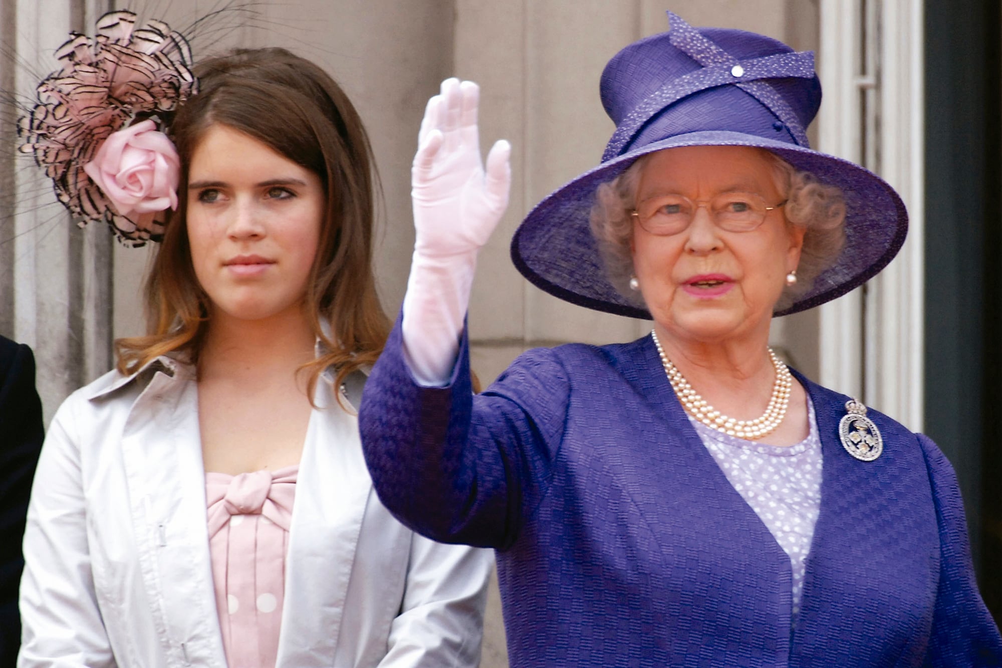 Un recuerdo de Eugenia con su abuela, la reina Isabel II, con quien tenía una relación muy cercana, durante el tradicional desfile Trooping the Colour, en 2006
