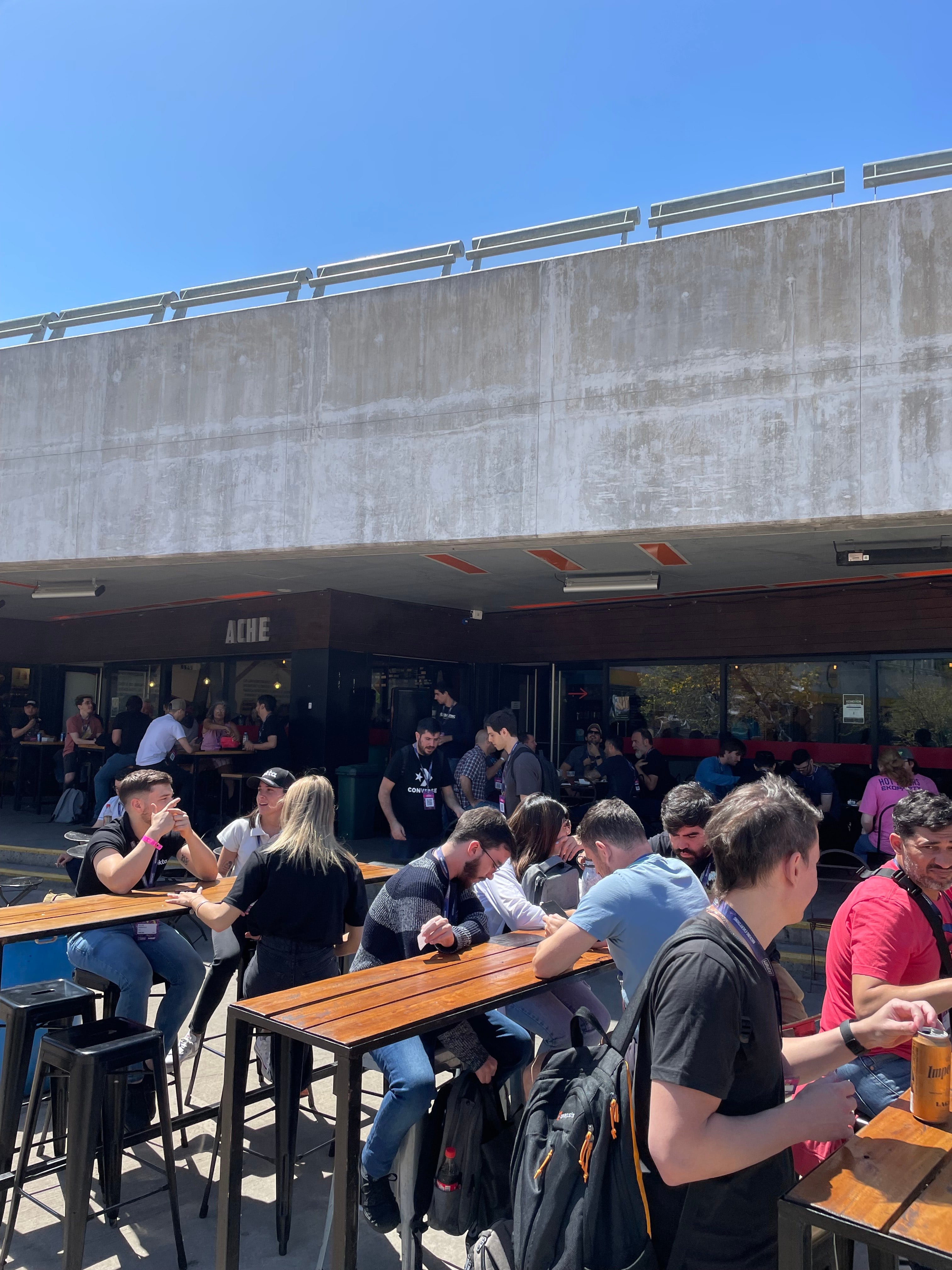 La oferta gastronómica enfocada en street food incluye bondiola braseada, la colita de cuadril al malbec desmenuzada, pinchos de pollo, sándwiches, panchos con salchicha alemana y hamburguesas