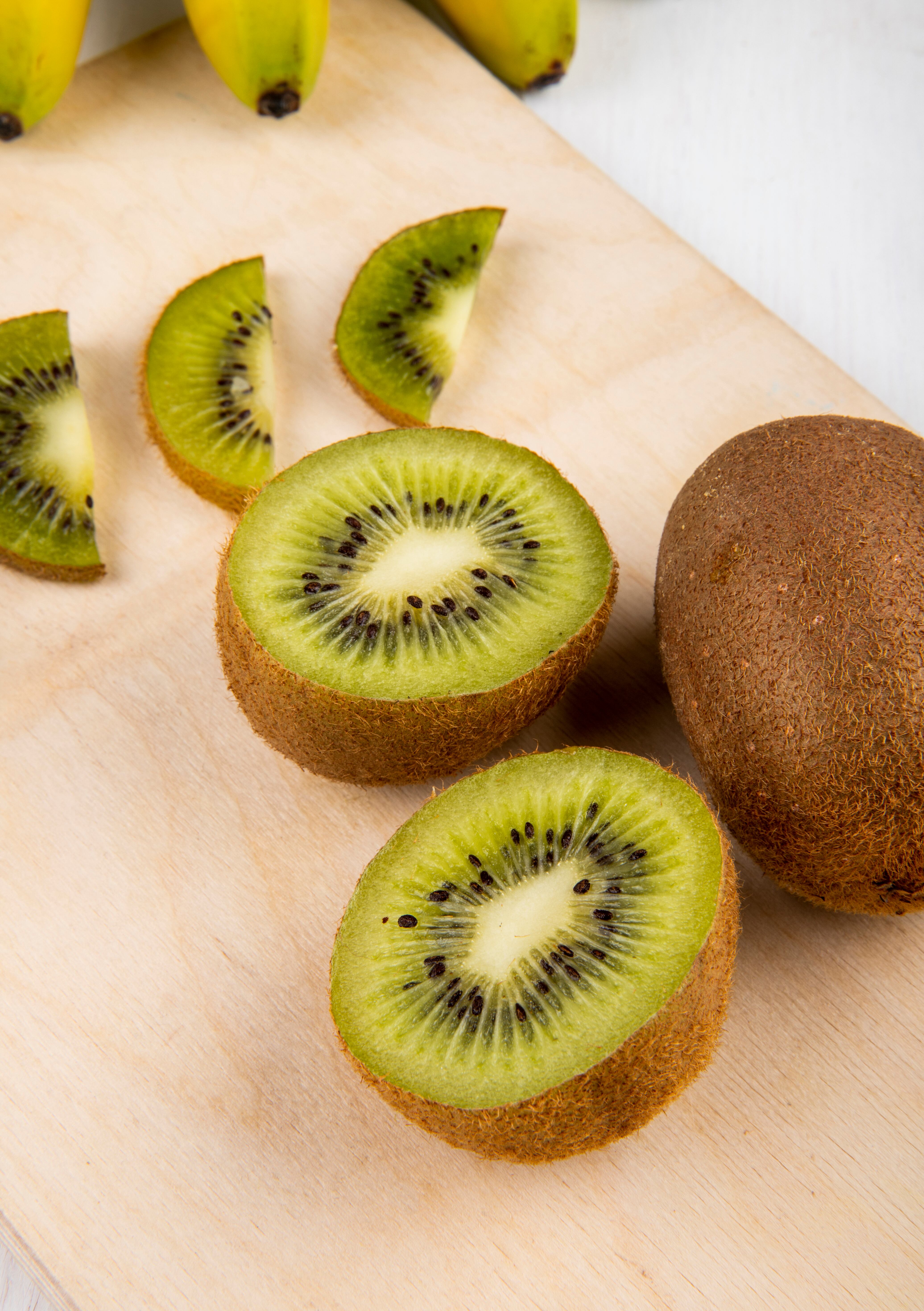 Según el estudio, consumir dos kiwis una hora antes de dormir mejora significativamente la calidad del sueño y reduce el insomnio