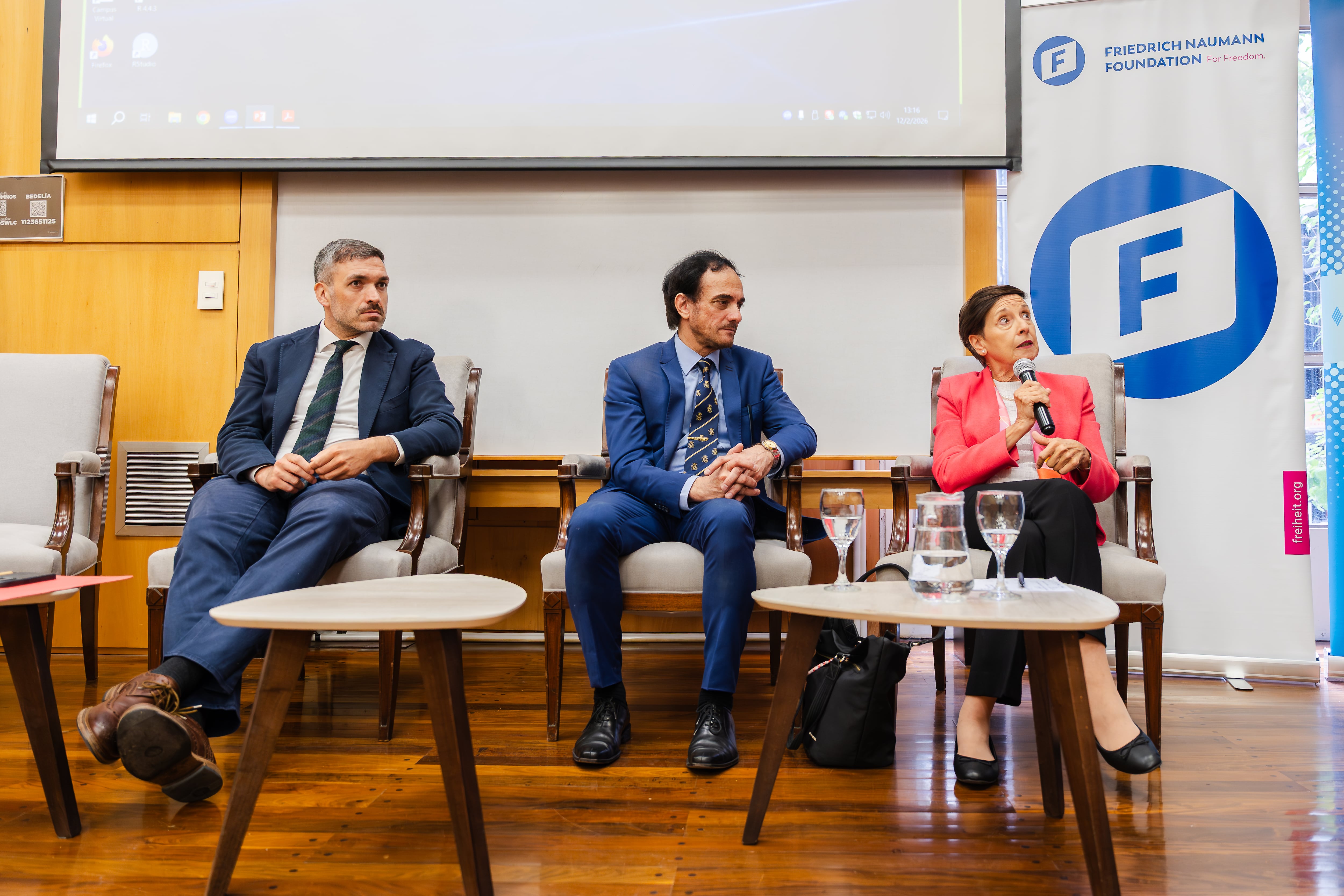Konstantin Kuhle, Marcelo Bermolén y Delia Ferreira Rubio en la conferencia organizada por la Escuela de Gobierno de la Austral