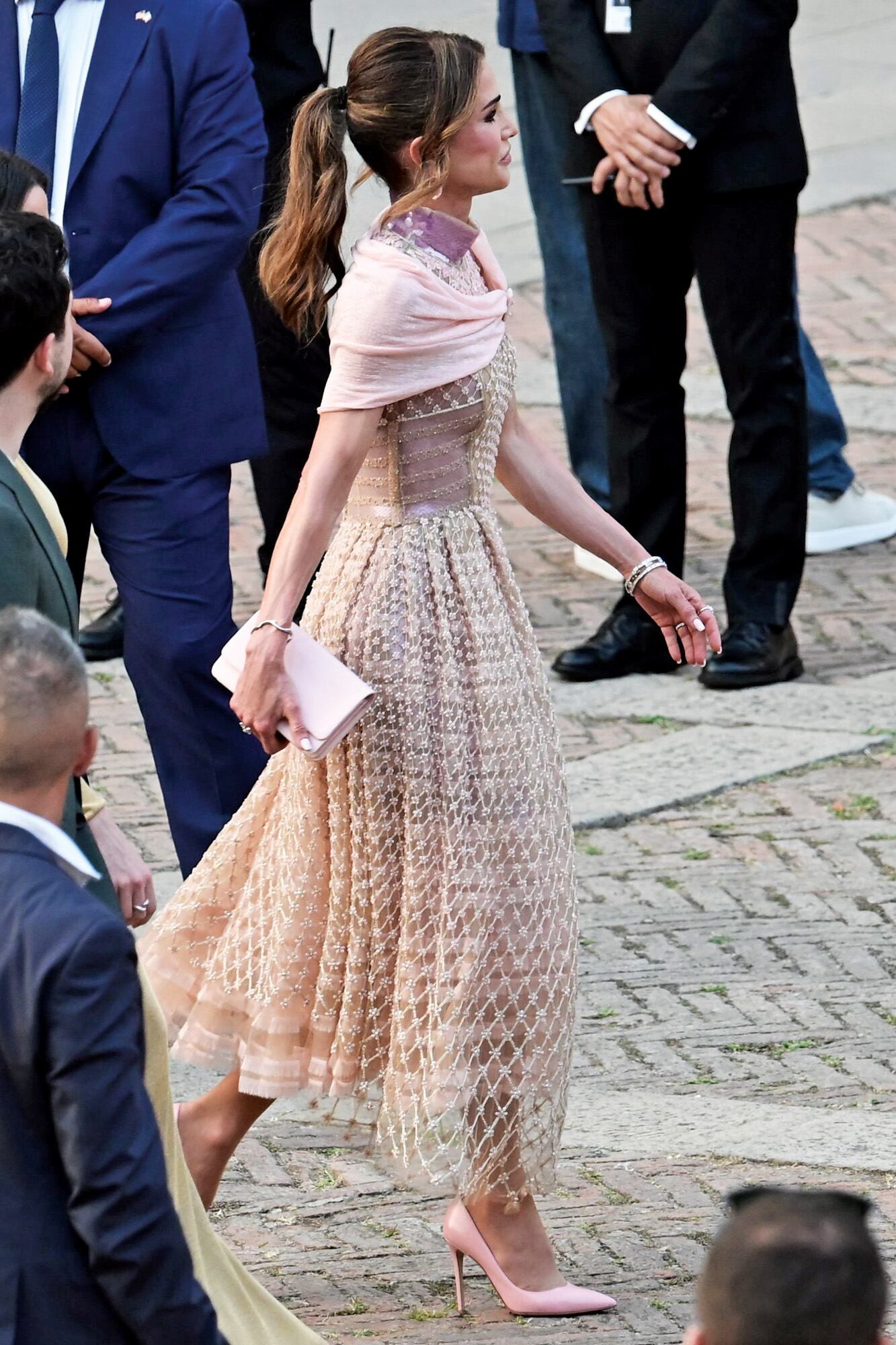 Durante el banquete
preboda, Rania de
Jordania impactó
con un vestido de la
colección invierno 2018
de Fendi Alta Costura
confeccionado con una
red de cristales que
forman pequeñas flores.