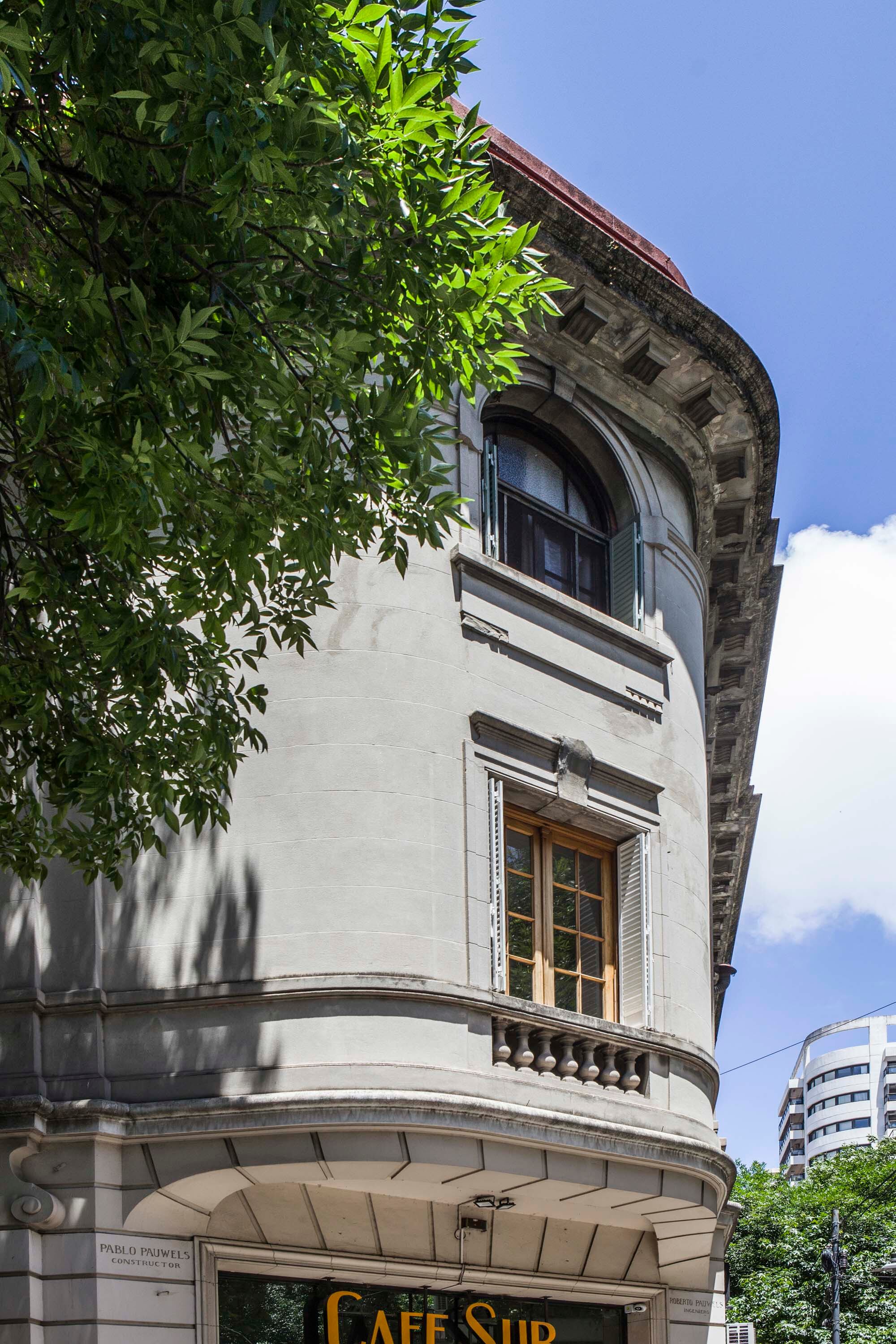 Ubicado en Barrancas de Belgrano, el edificio es de principios del siglo XX y tiene protección patrimonial