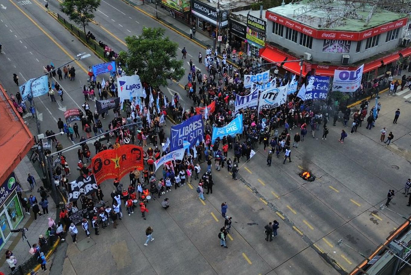 Piqueteros se enfrentaron con la policía en los accesos a la ciudad 5 Columnas de manifestantes apostadas en la avenida Maipú, a la altura de Puente Saavedra