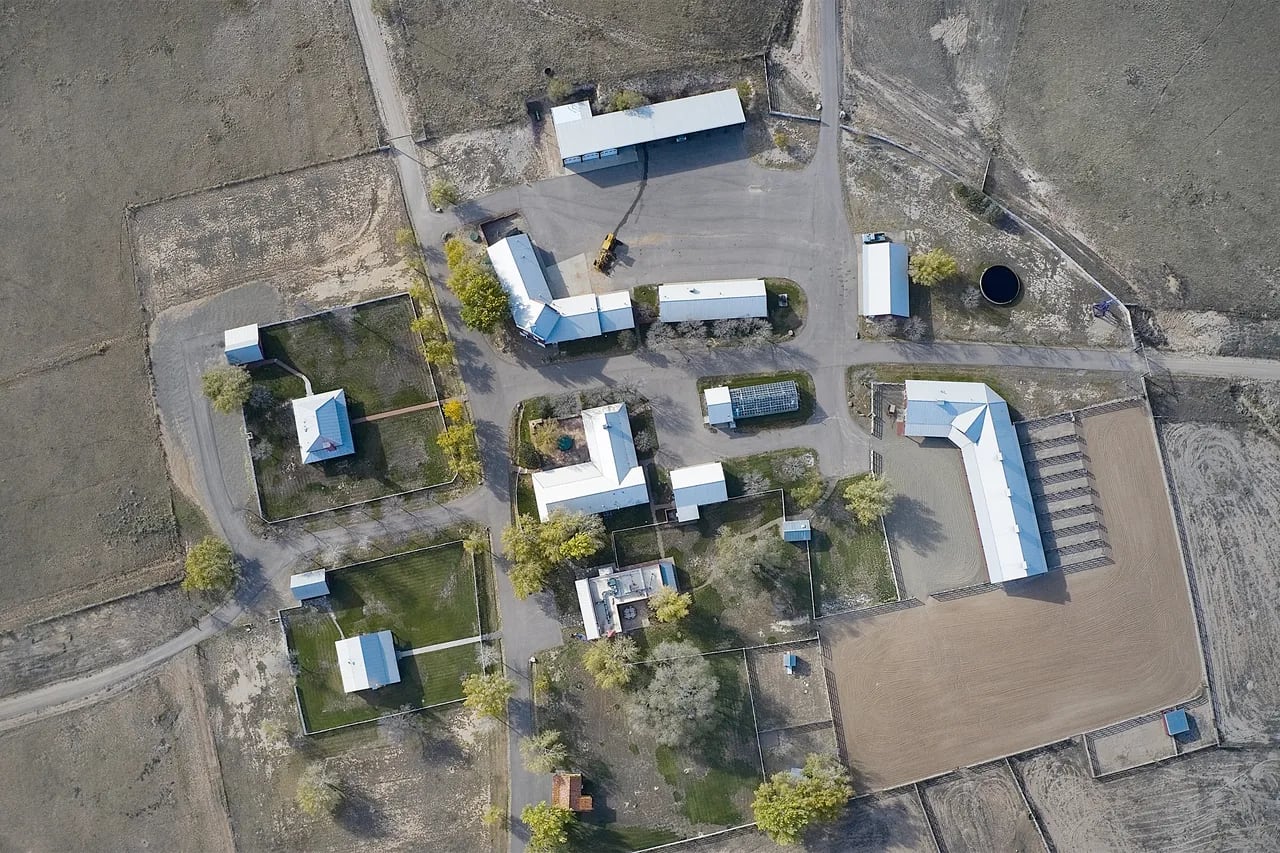 La zona de servicio de Zorro Ranch desde la altura (foto: realtor.com). A la izquierda, las casas de los