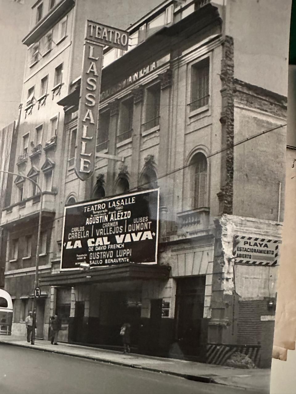 Una antigua marquesina anunciaba una obra protagonizada por Carmen Vallejos, quien fuera suegra de Arturo Puig