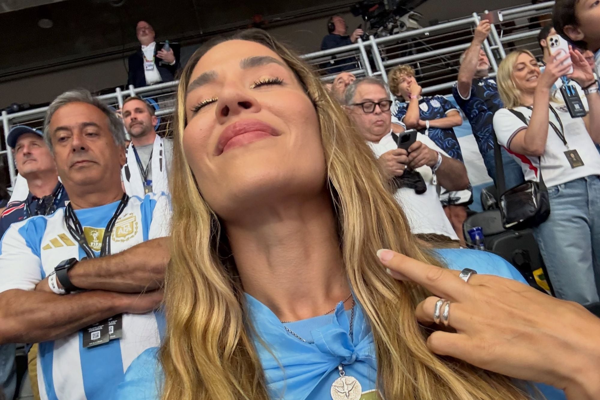 Cancelaciones, corridas y amuleto: así fue la odisea de Jimena Barón para llegar a ver la final del Mundial 2026