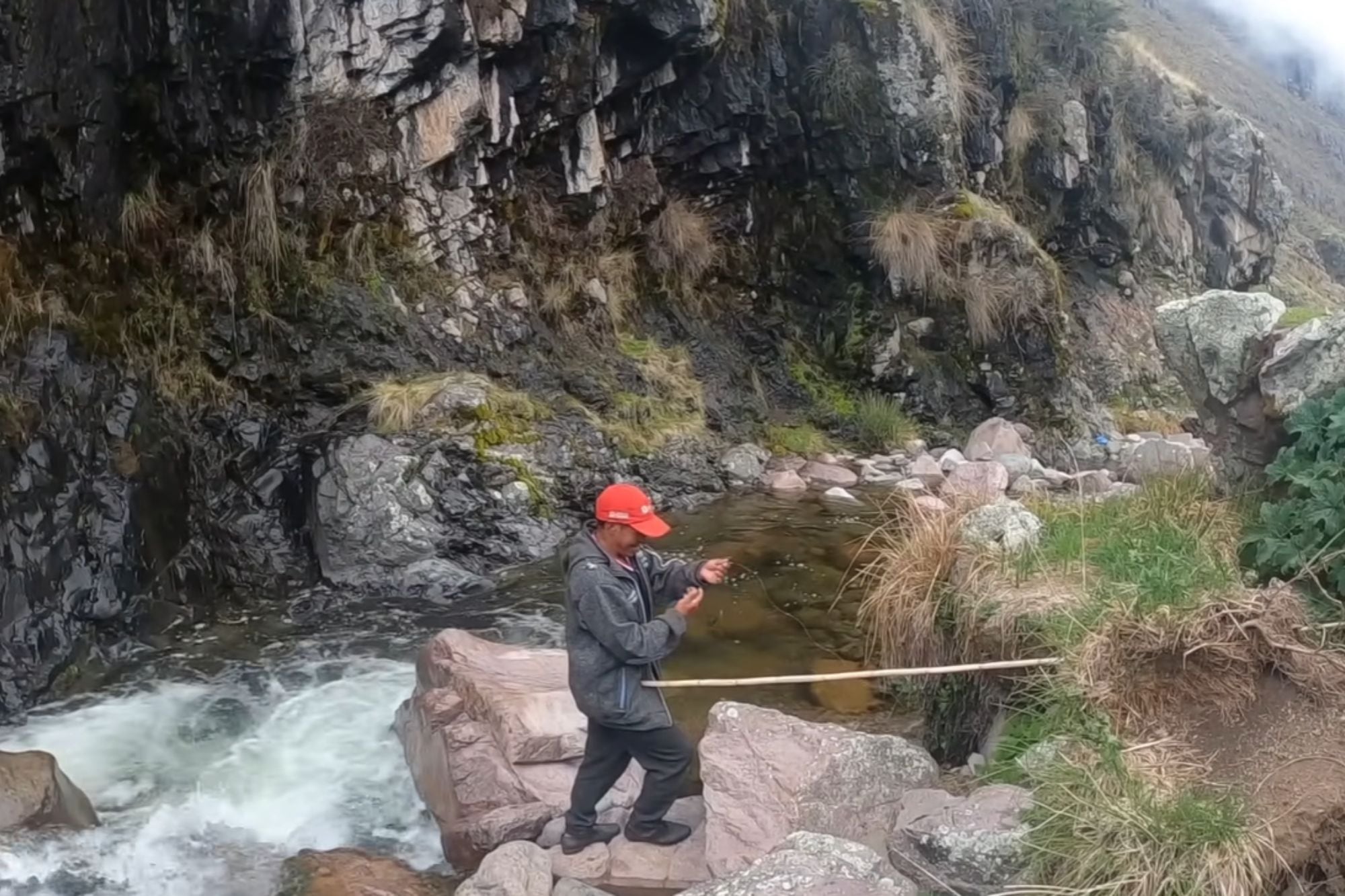 La pesca de truchas hace que Alfonso no tenga que invertir dinero para comer