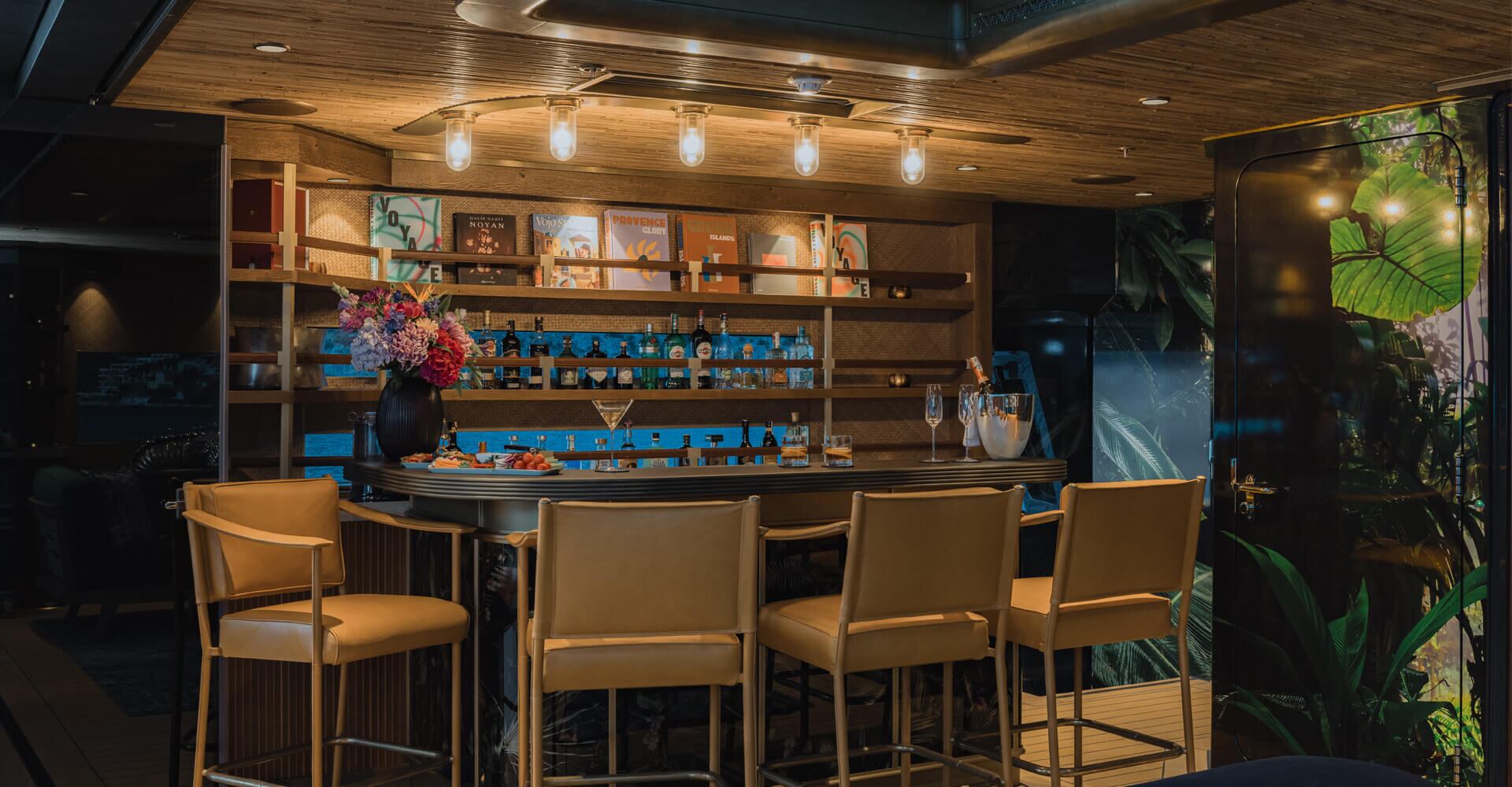 Una de las barras de tragos interiores del Pink Shadow (foto: designunlimited.net)