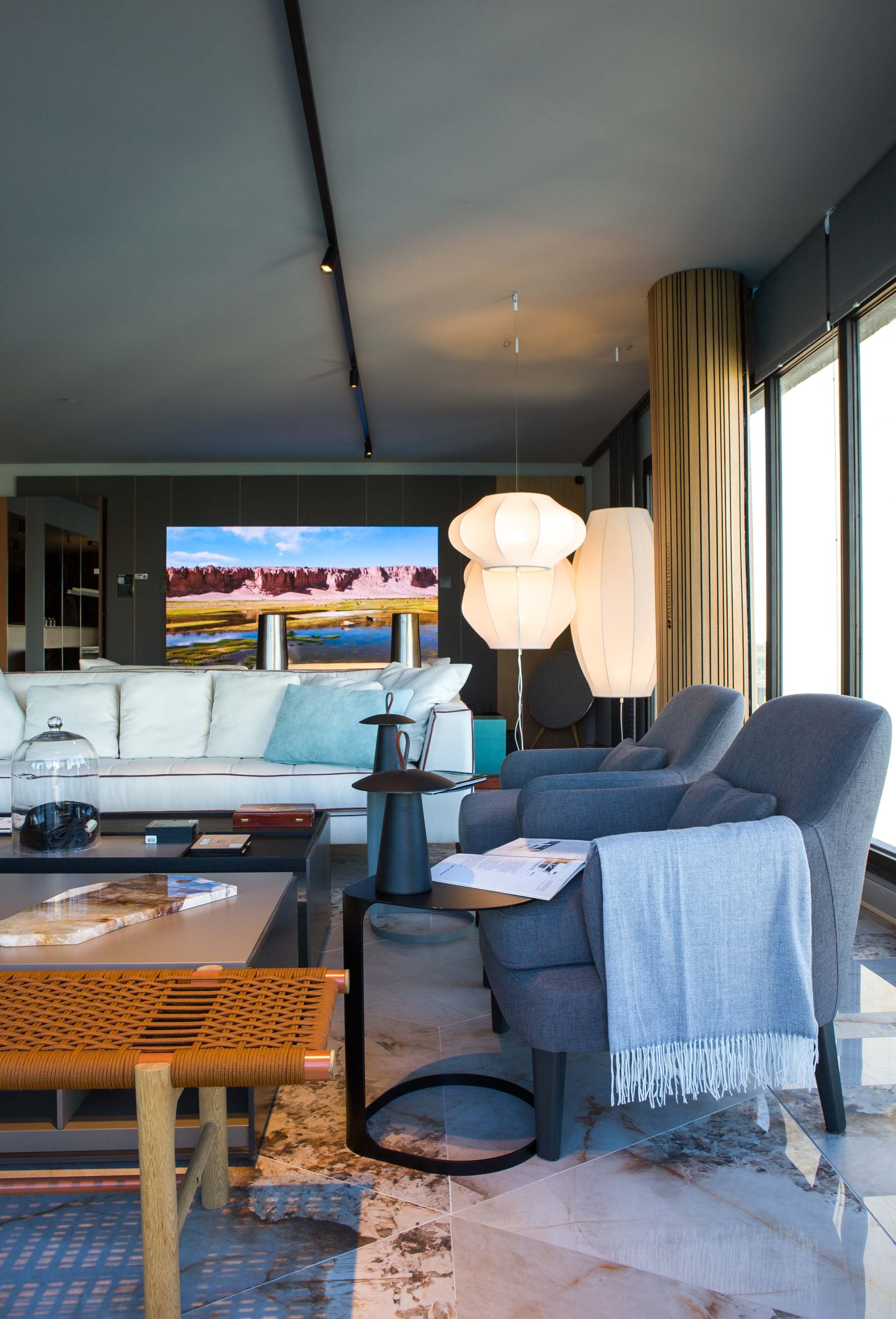 Entre los dos espacios de estar, las lámparas de Fábrica de luz se colgaron