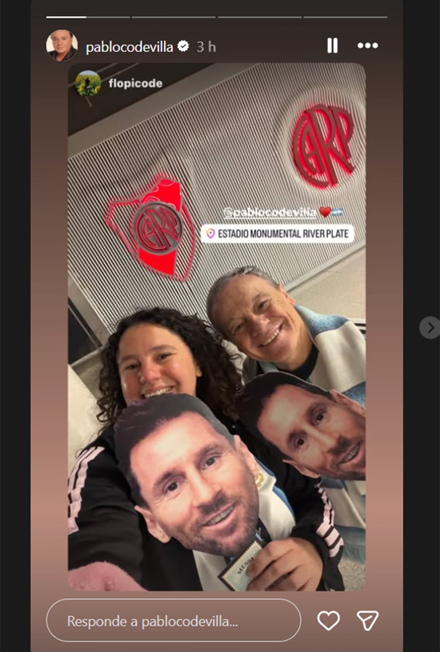 Pablo Codevilla junto a su esposa, con caretas de Messi