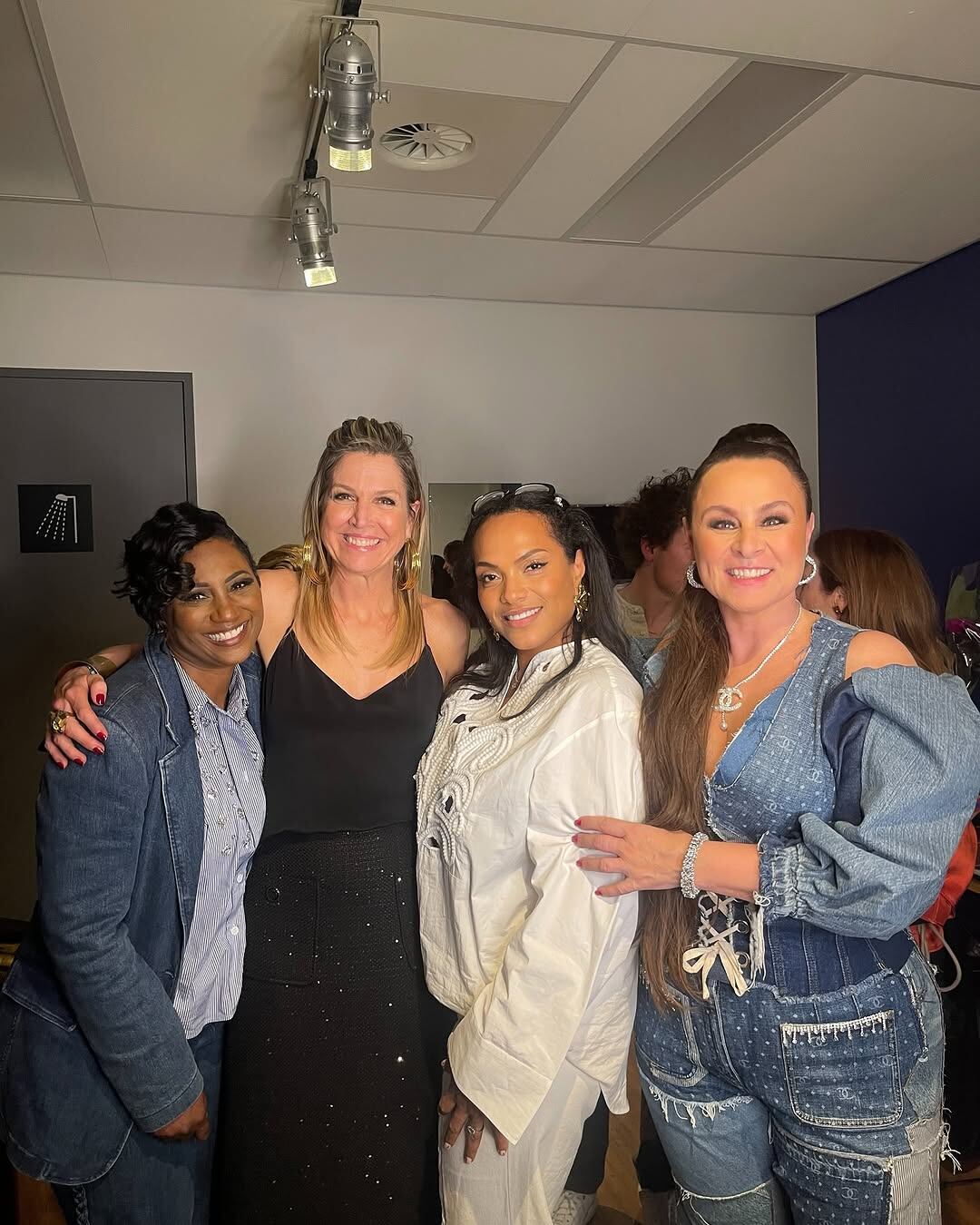 Para la velada, Máxima lució elegante con una blusa negra y una pollera midi de tweed (Foto: Instagram @magaligorre)