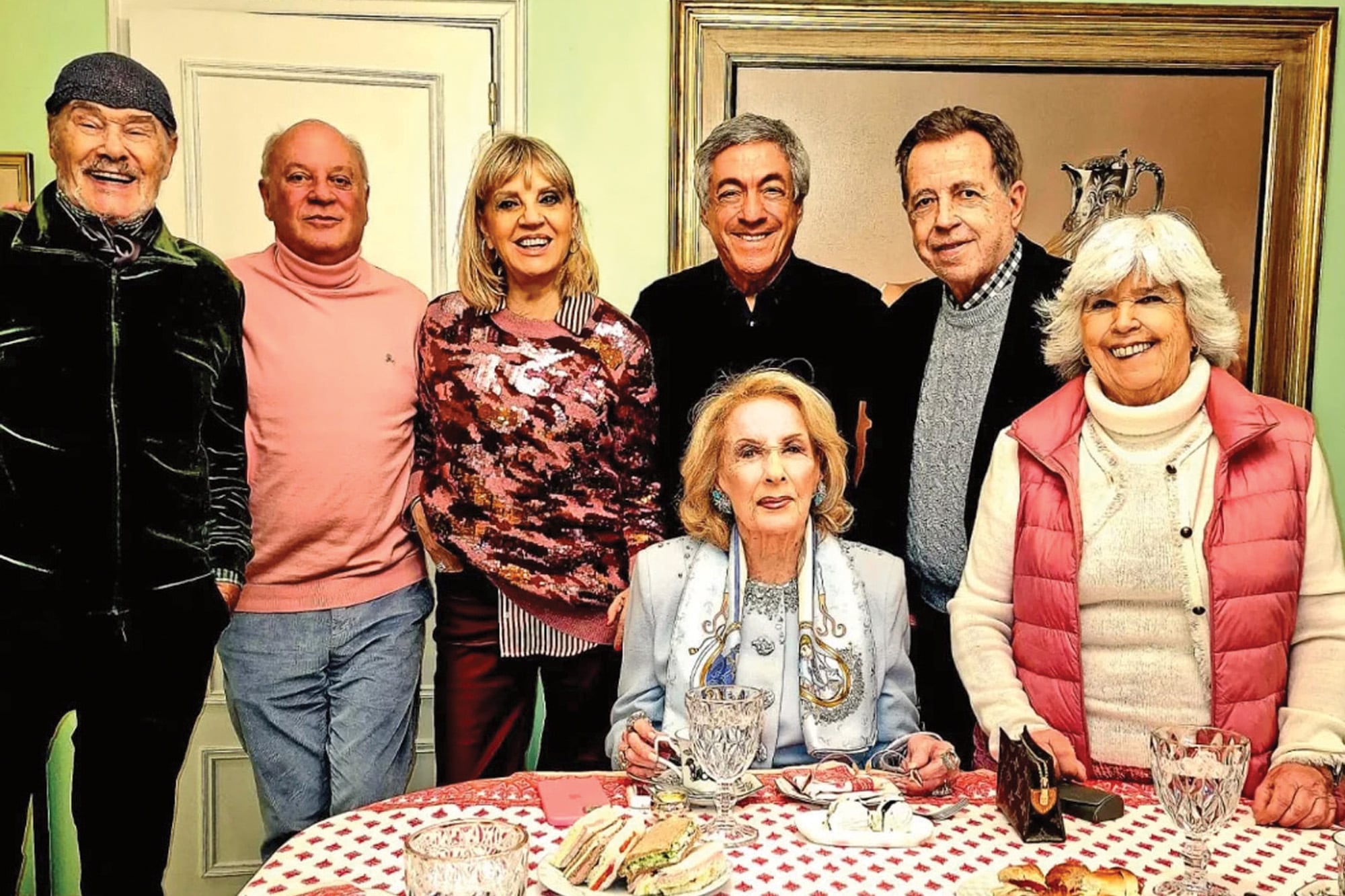 Superdetallista y gran anfitriona, transforma cada mesa en una verdadera
producción: cambia los manteles, la vajilla y los adornos