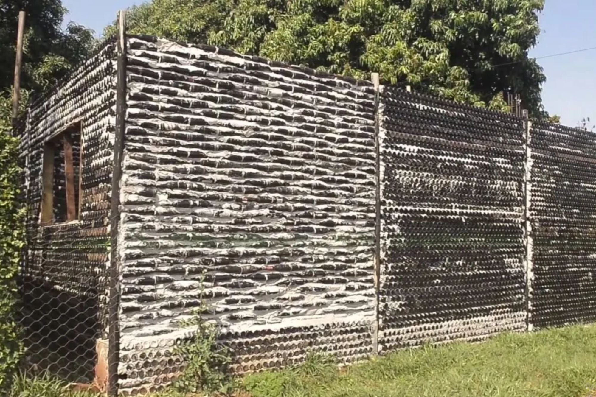 Se quedaron sin trabajo y construyeron una casa de 70 m² con más de 10.000 botellas de vidrio recicladas 9 Las botellas de vidrio de 600 mililitros reemplazaron a los ladrillos tradicionales en las paredes de la casa