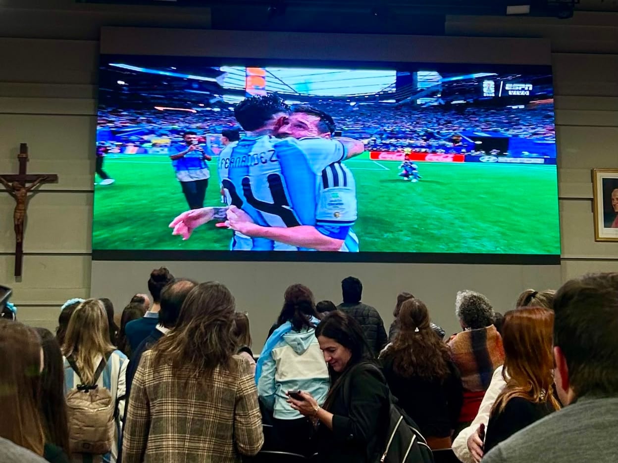En la UCA, se transmitieron los partidos en un auditorio para 1000 personas