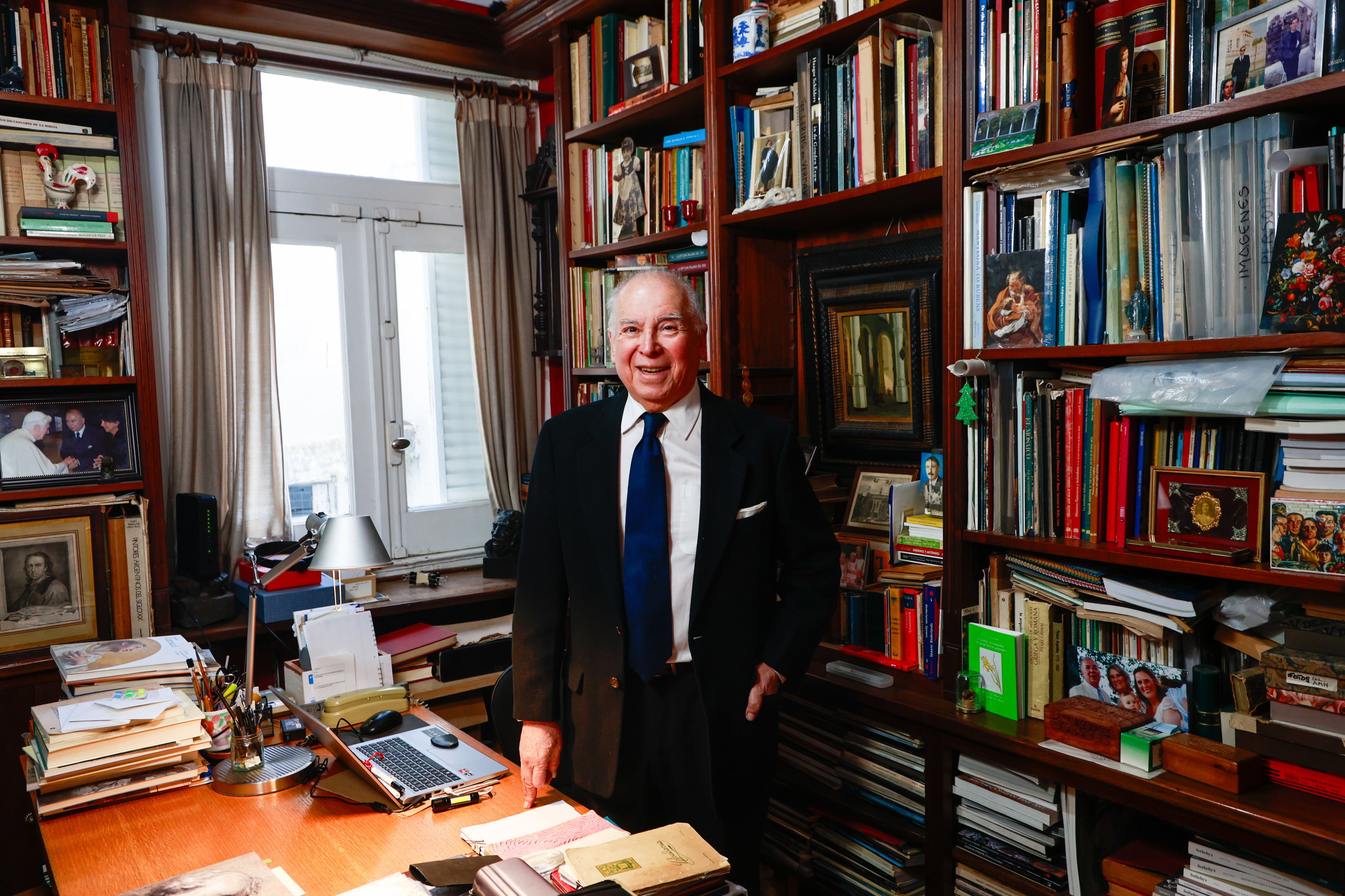 Ángel Navarro apeló a su extensa biblioteca para la investigación