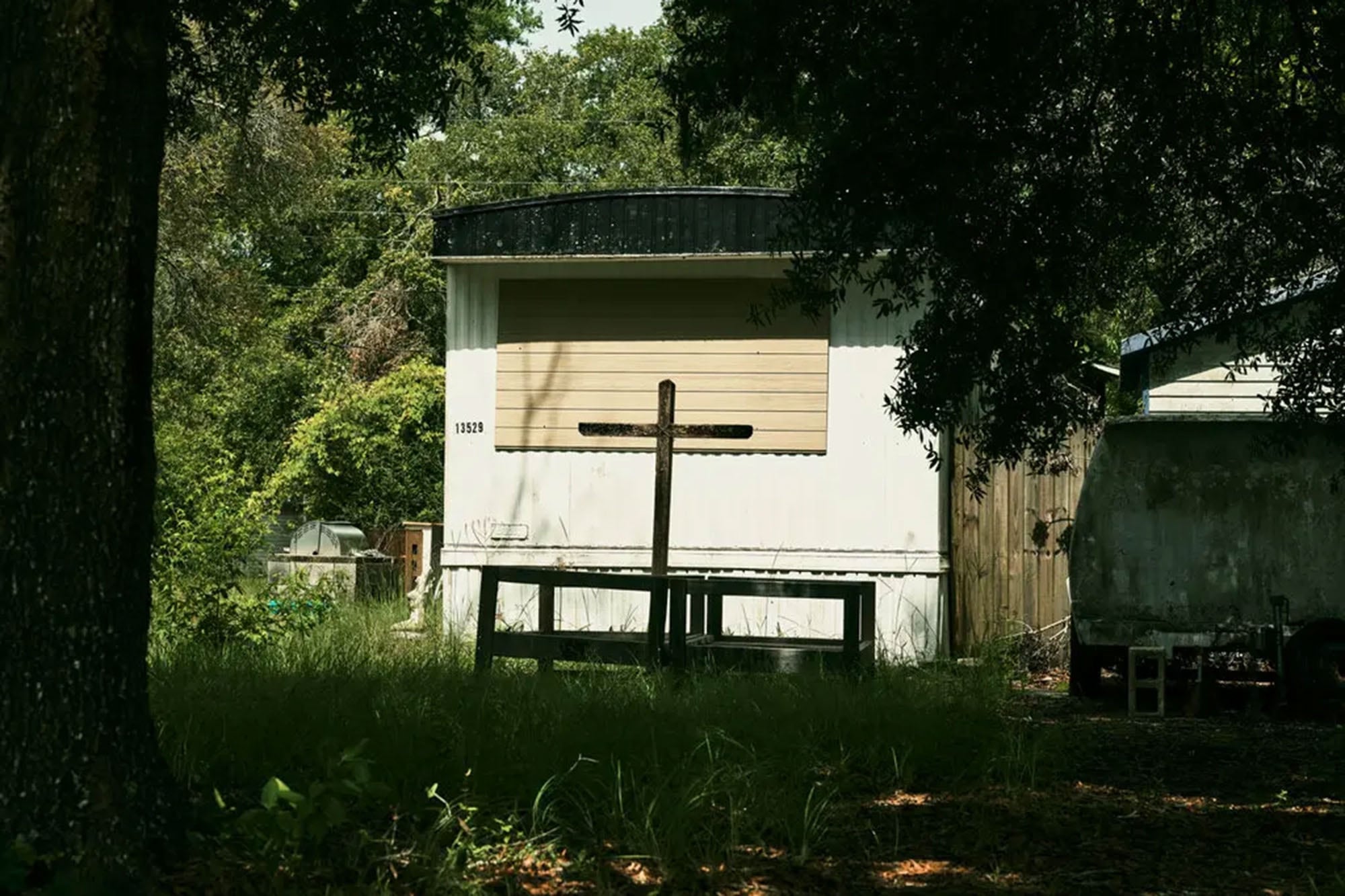 El dueño demandó a un residente por negarse a andar desnudo y alegó que su orden religiosa lo eximía de impuestos