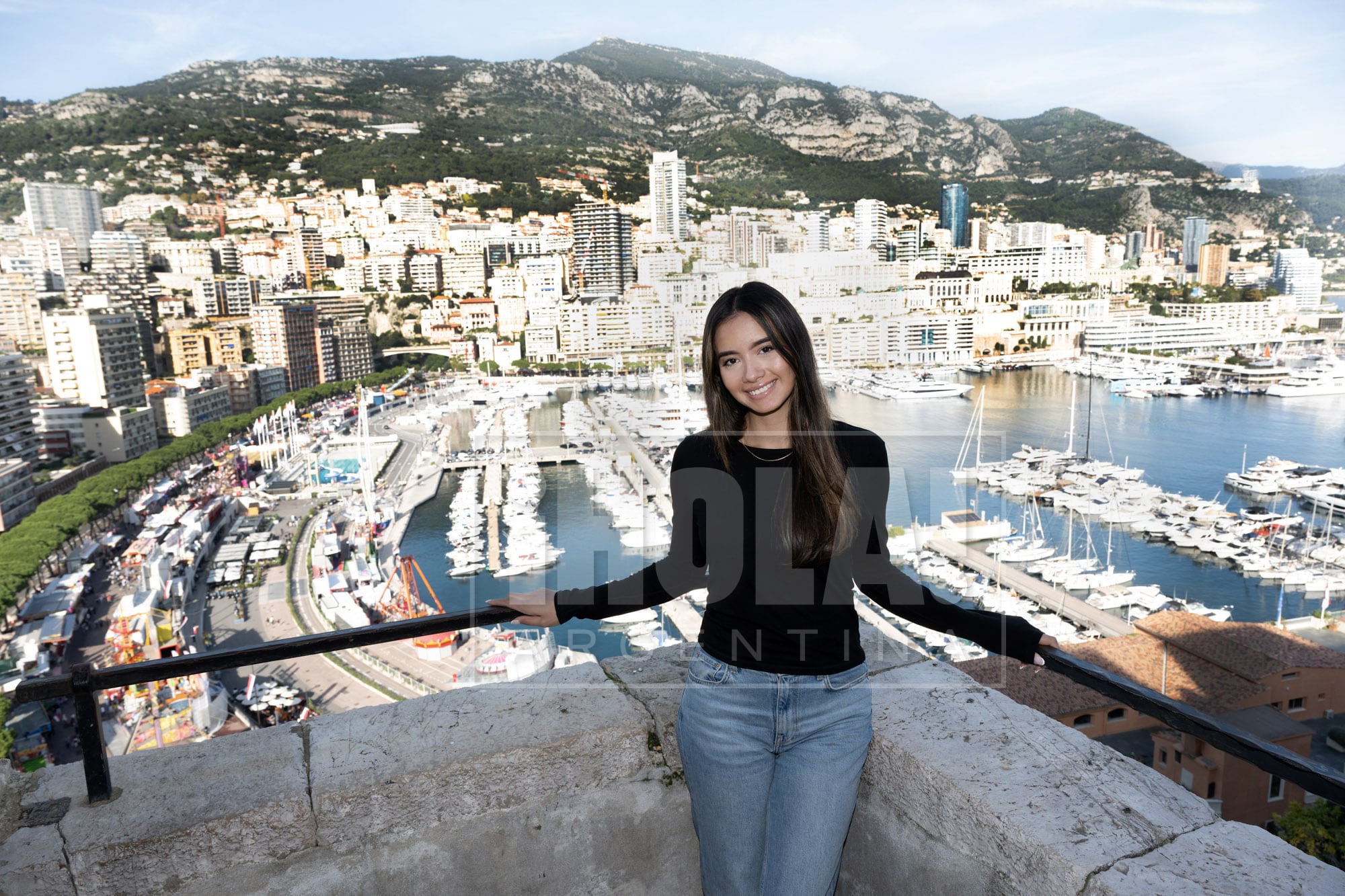 Vive en Montecarlo desde hace siete años. Allí terminó el colegio y ahora estudia Negocios en la Universidad Internacional de Mónaco.
