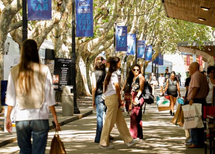 Más de 30 marcas reconocidas ofrecen prendas con importantes descuentos y la posibilidad de pagar en cuotas sin interés