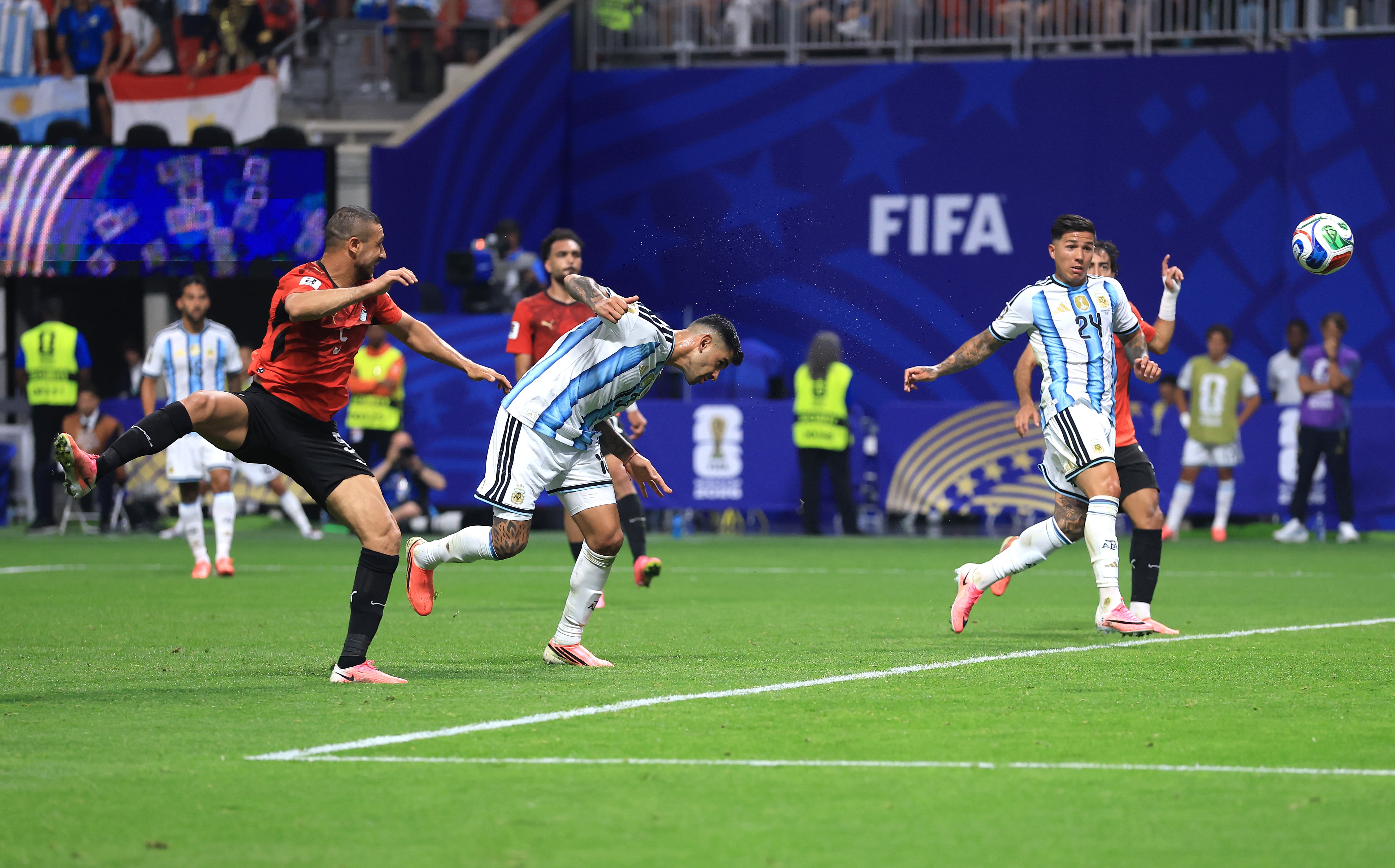 Cristian Romero, de cabeza, descontó para la selección argentina