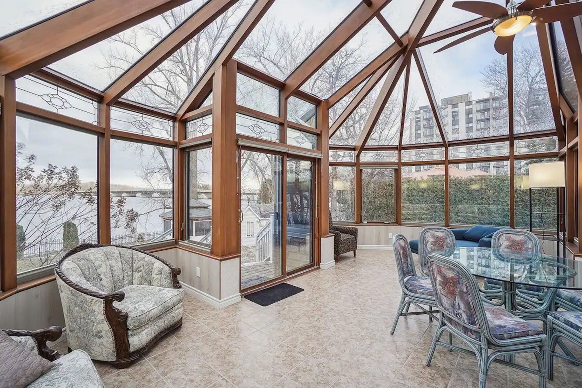 Esta casa en Canadá se alquila por Airbnb y da a un lago que se disfruta desde el jardín de invierno