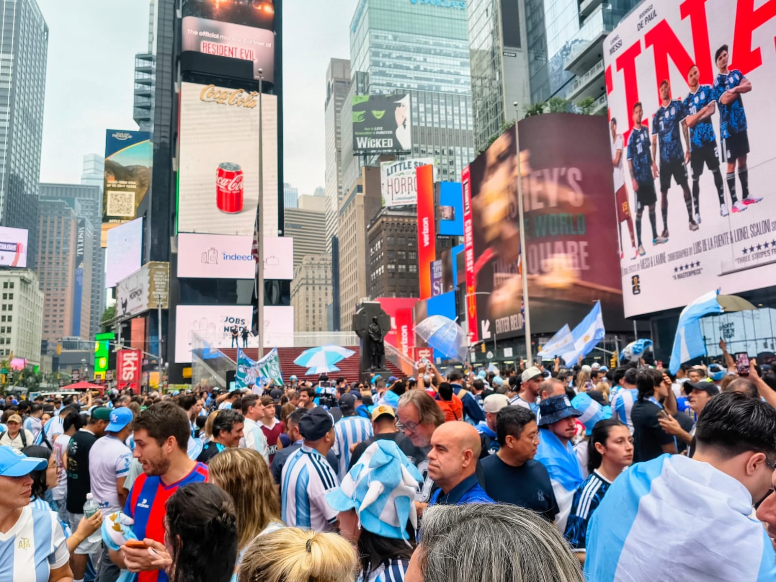 Los argentinos se reúnen en Times Square para el último banderazo antes de que Argentina se enfrente a España