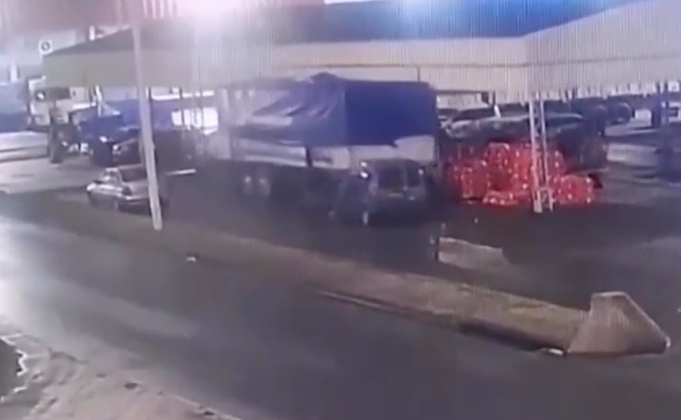 Video: una joven murió atropellada por un acoplado en el mercado central de La Matanza