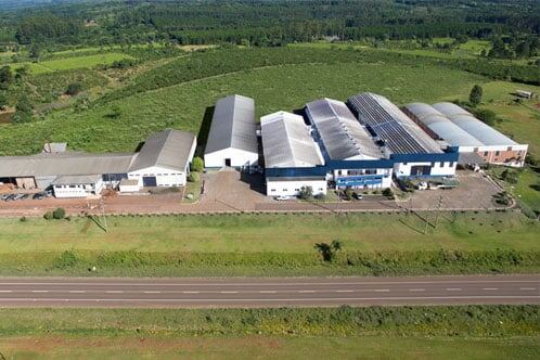 La moderna planta de Envasando, sobre la ruta nacional 14, casi en la entrada de Leandro N. Alem