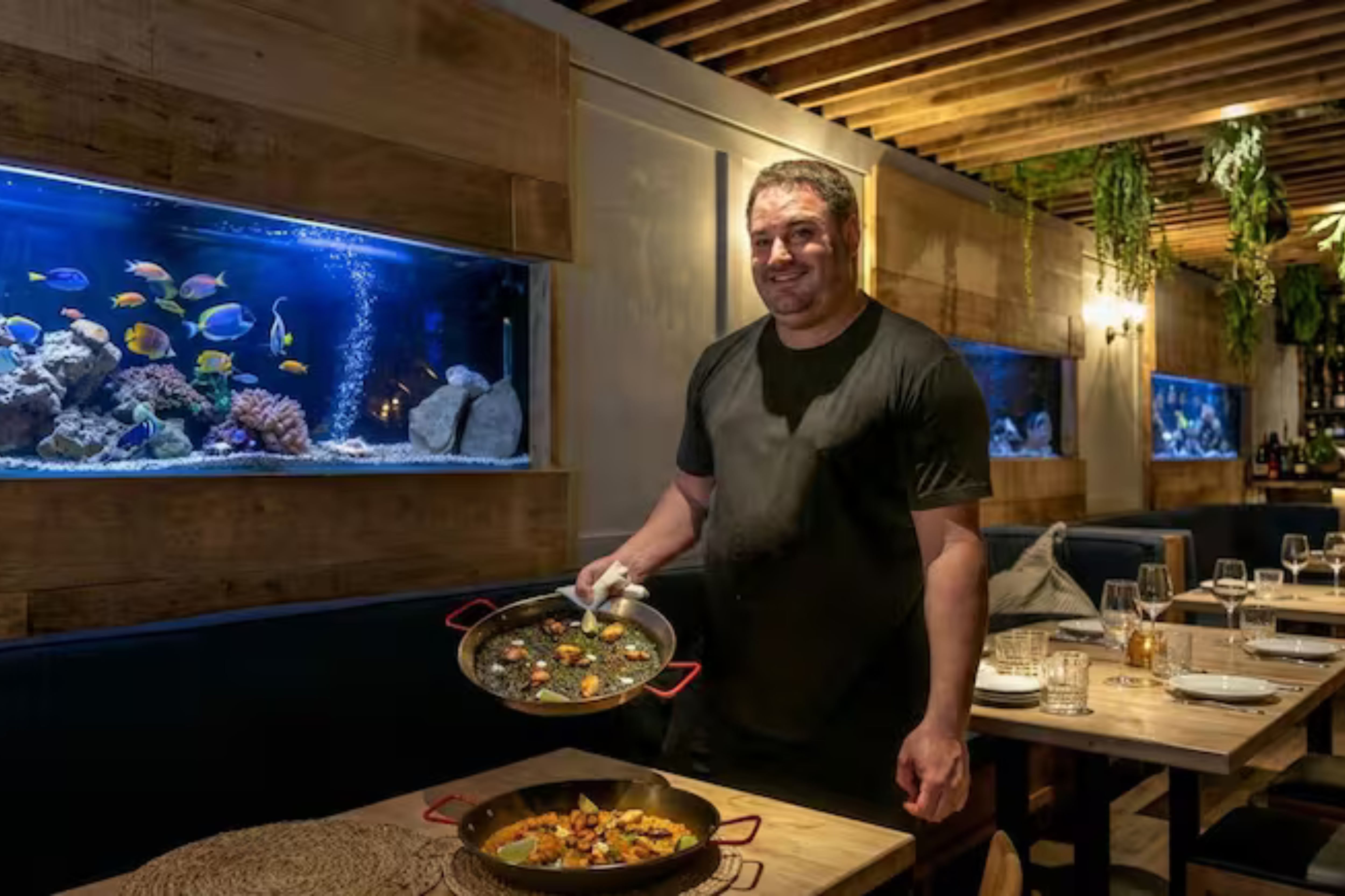 Fran Rosat, chef: “Revolver el arroz arruina todas las paellas porque soltás el almidón y te queda como un risotto”