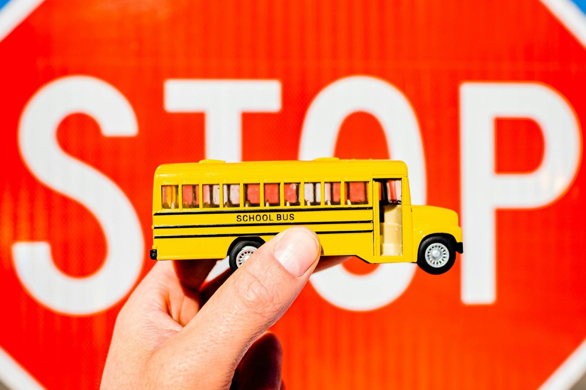 Al encontrarte con un autobús escolar en Florida, la regla fundamental es detenerse por completo siempre que el autobús muestre sus señales de parada (luces rojas intermitentes y brazo de