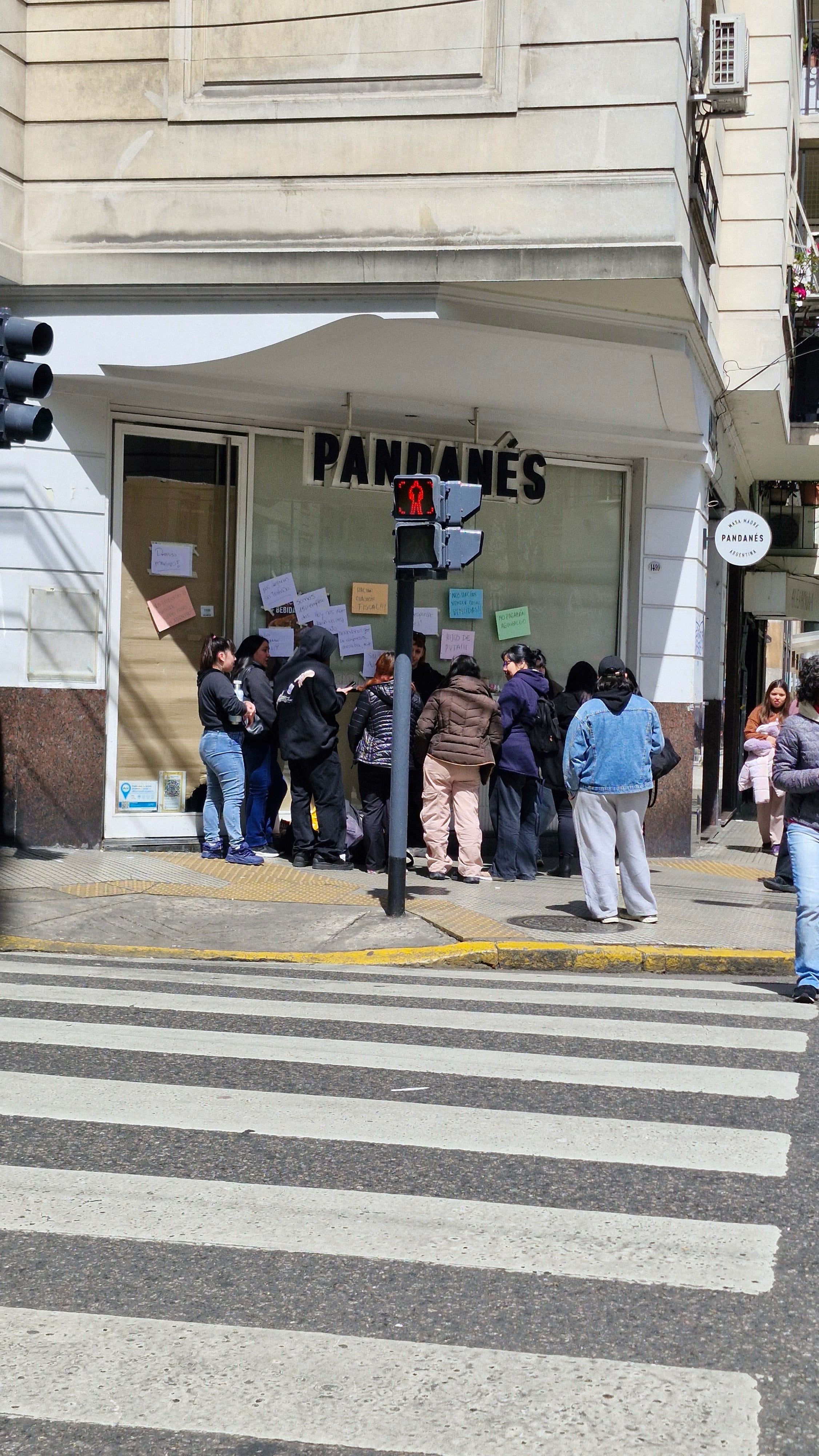 Una cadena de panaderías cerró sus locales en la Ciudad: denuncian que hay 150 empleados despedidos