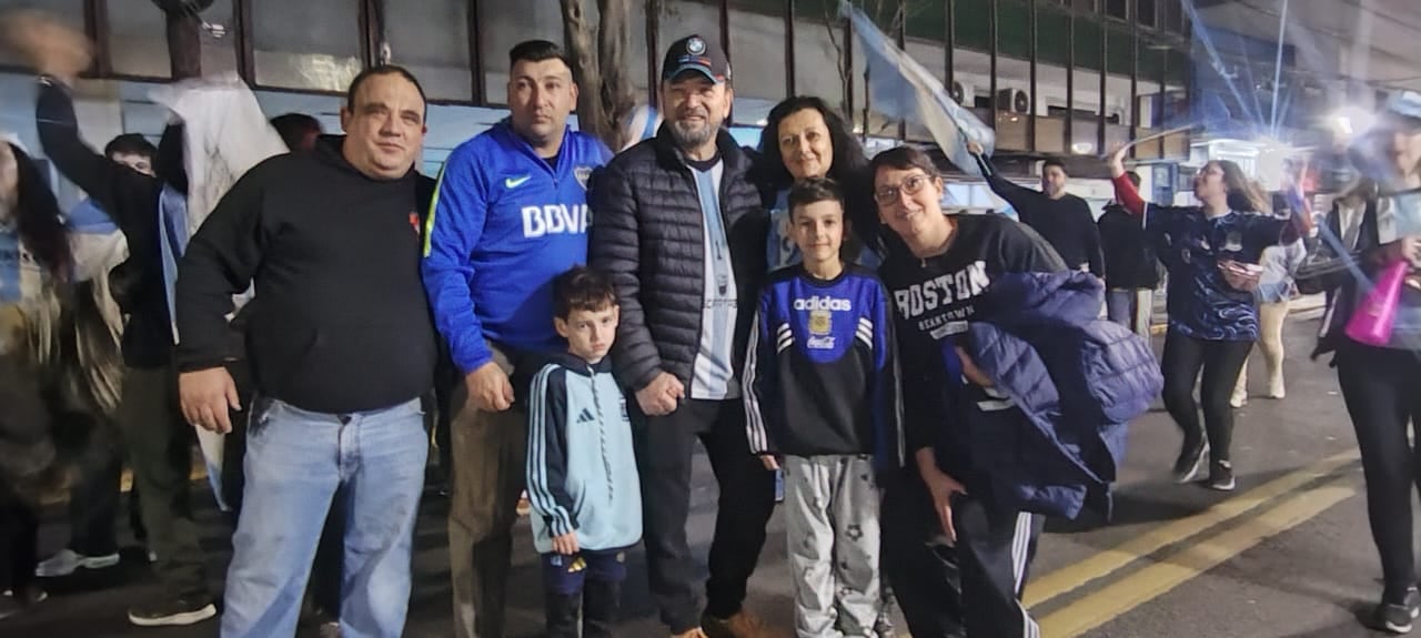 Carlos, Leandro, Sergio, Valentín y Giuliano Rabinovich, con Adriana Ruiz y Eliana Pacheco