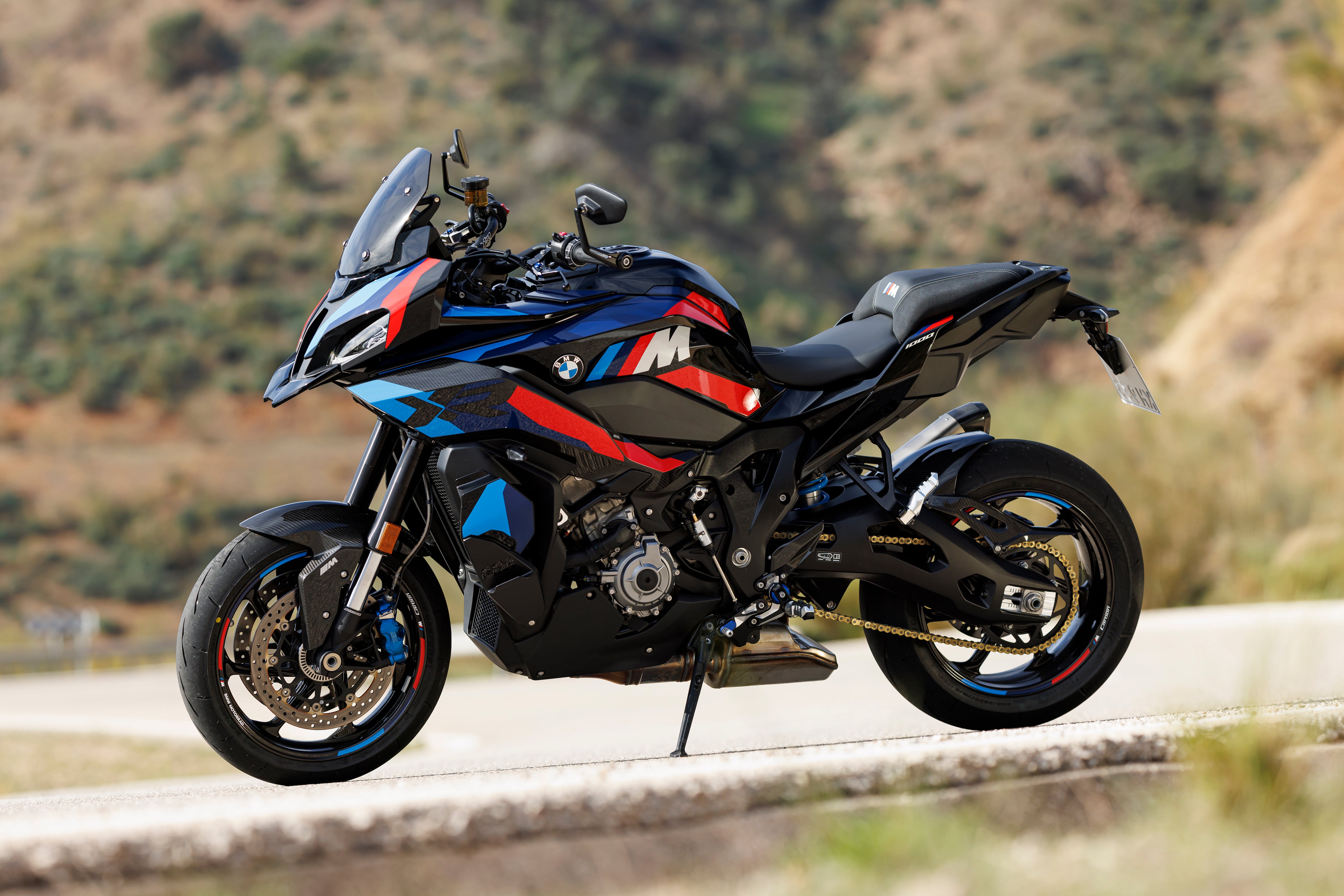 Cuenta con un motor de cuatro cilindros