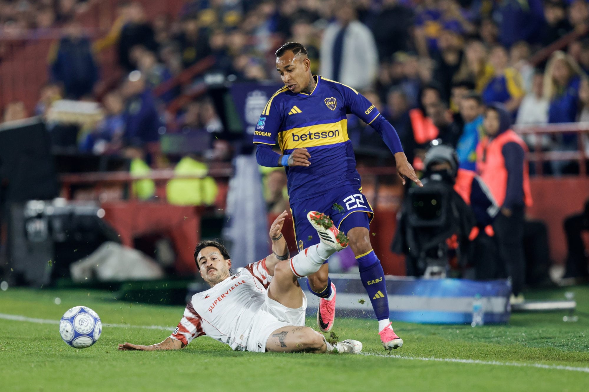 Sebastián Villa encara a Gabriel Neves