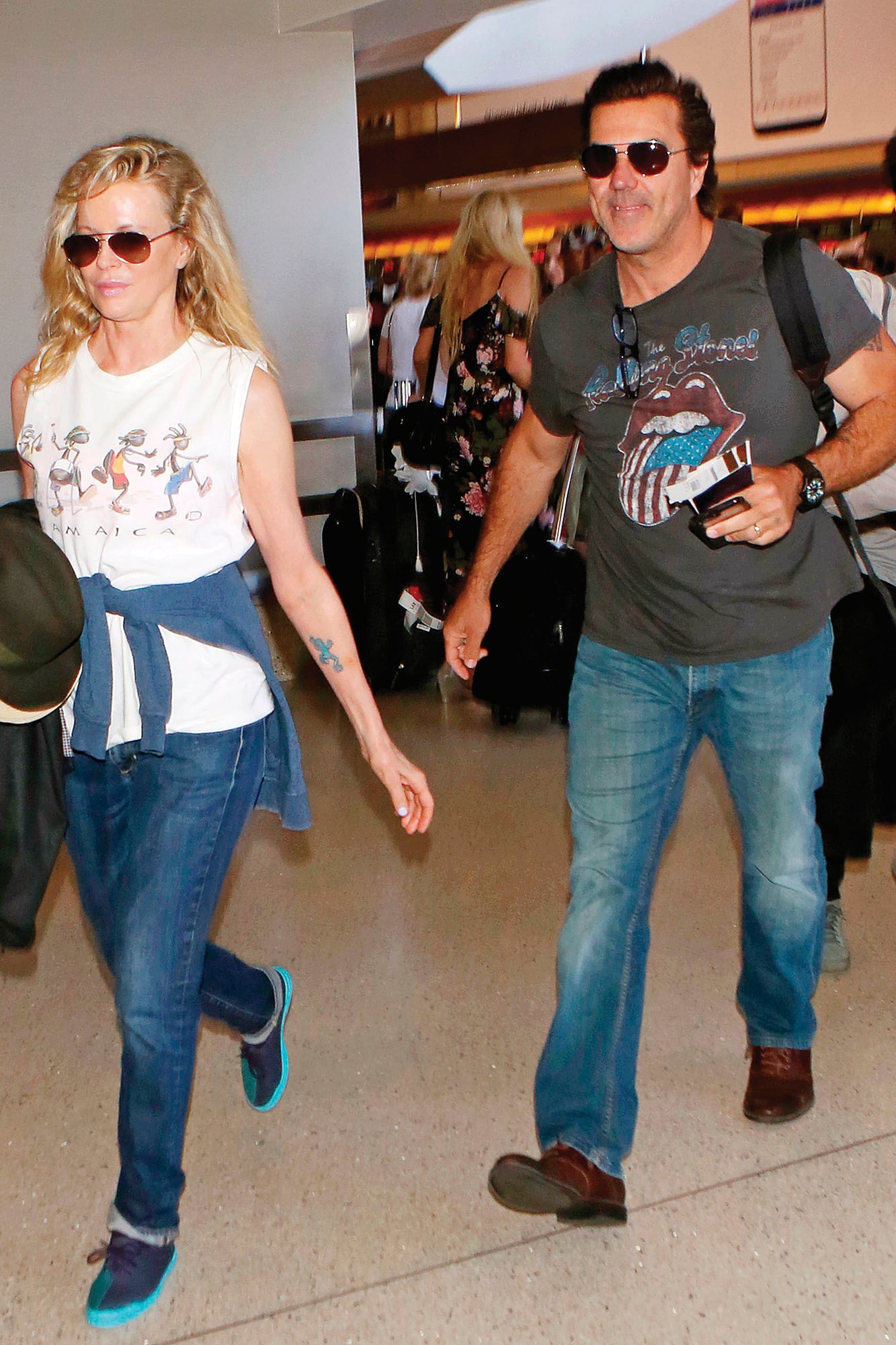Con su actual pareja, el estilista Mitch Stone, en el aeropuerto de Los Ángeles, en 2017. Llevan doce años juntos