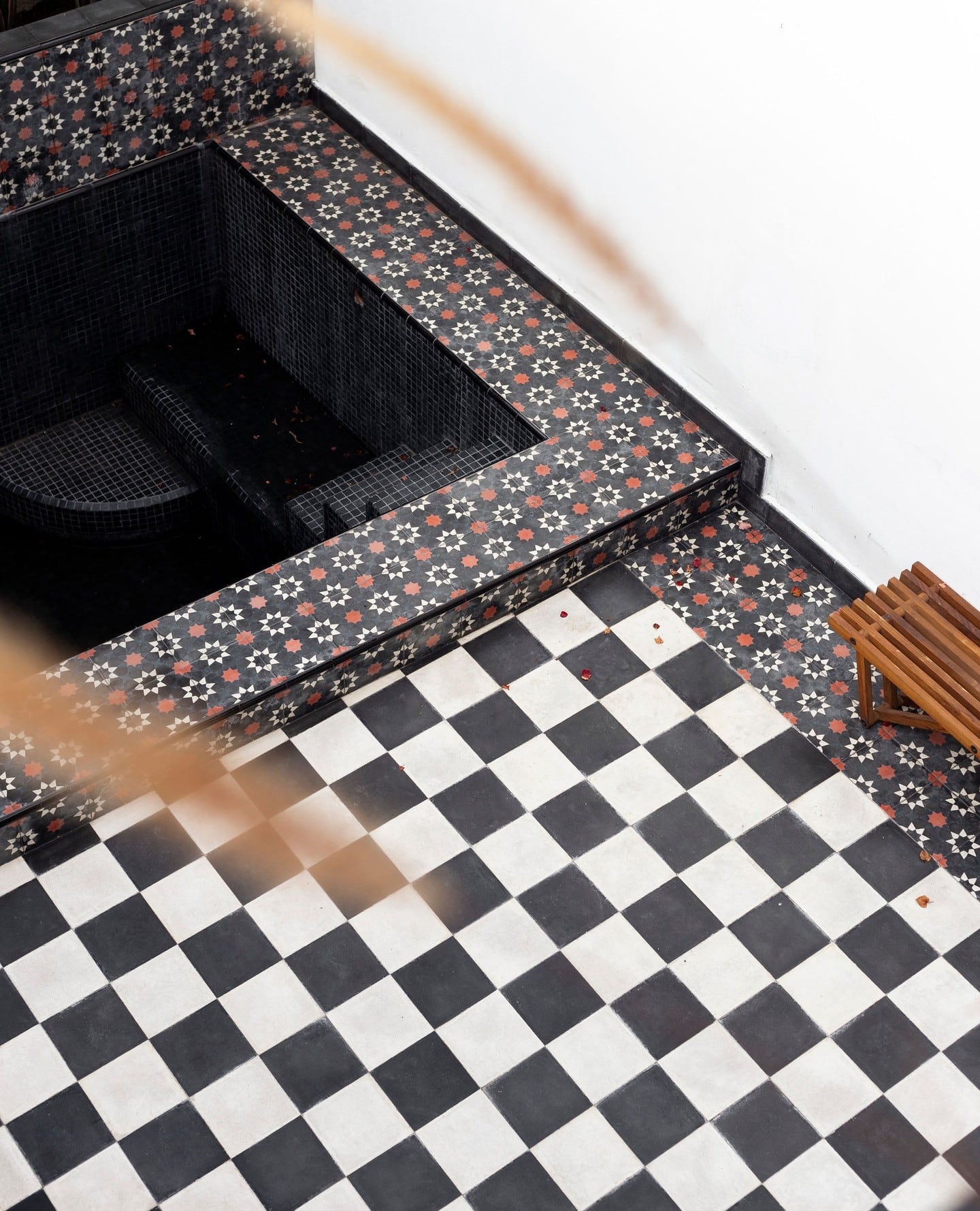 En el patio, el piso en damero se combinó con el calcáreo ‘Chas’ (Noi Estudio) que reviste la pileta y el cantero posterior