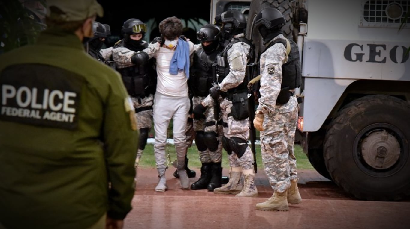 El mexicano Gerardo González Valencia, número dos de Los Cuinis, el brazo financiero del Cartel de Jalisco Nueva Generación, al ser extraditado hacia los Estados Unidos desde Uruguay, en 2020