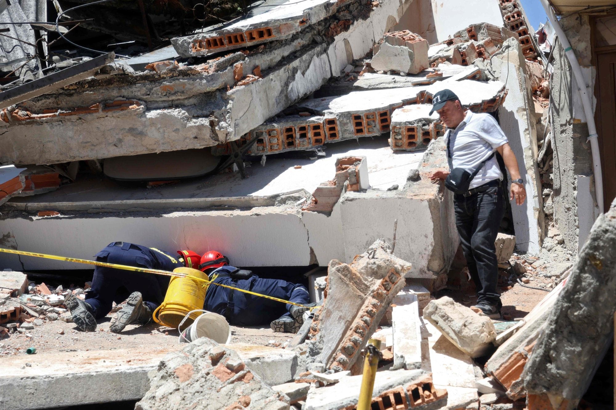 Rescatistas buscan sobrevivientes en un edificio derrumbado tras un terremoto en Manizales, Colombia